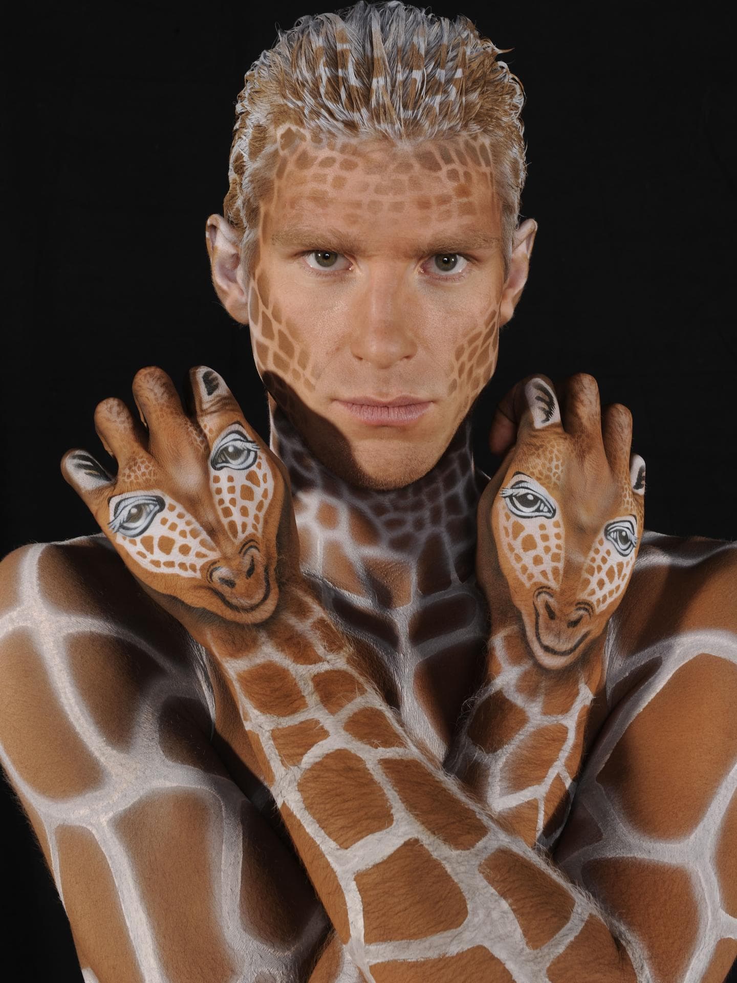 Per Mertesacker als Giraffe zum DFB-Fotoshooting im Rahmen der WM 2010