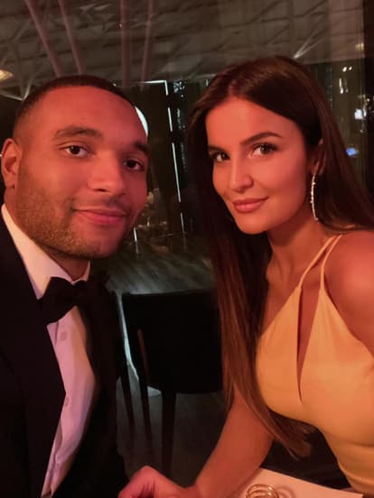Jonathan Tah mit Ehefrau Luisa in Abendkleidung