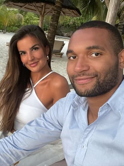 Jonathan Tah mit Ehefrau Luisa am Strand