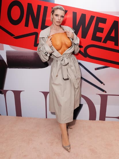 Julia Fox beim MAC-Event 2025