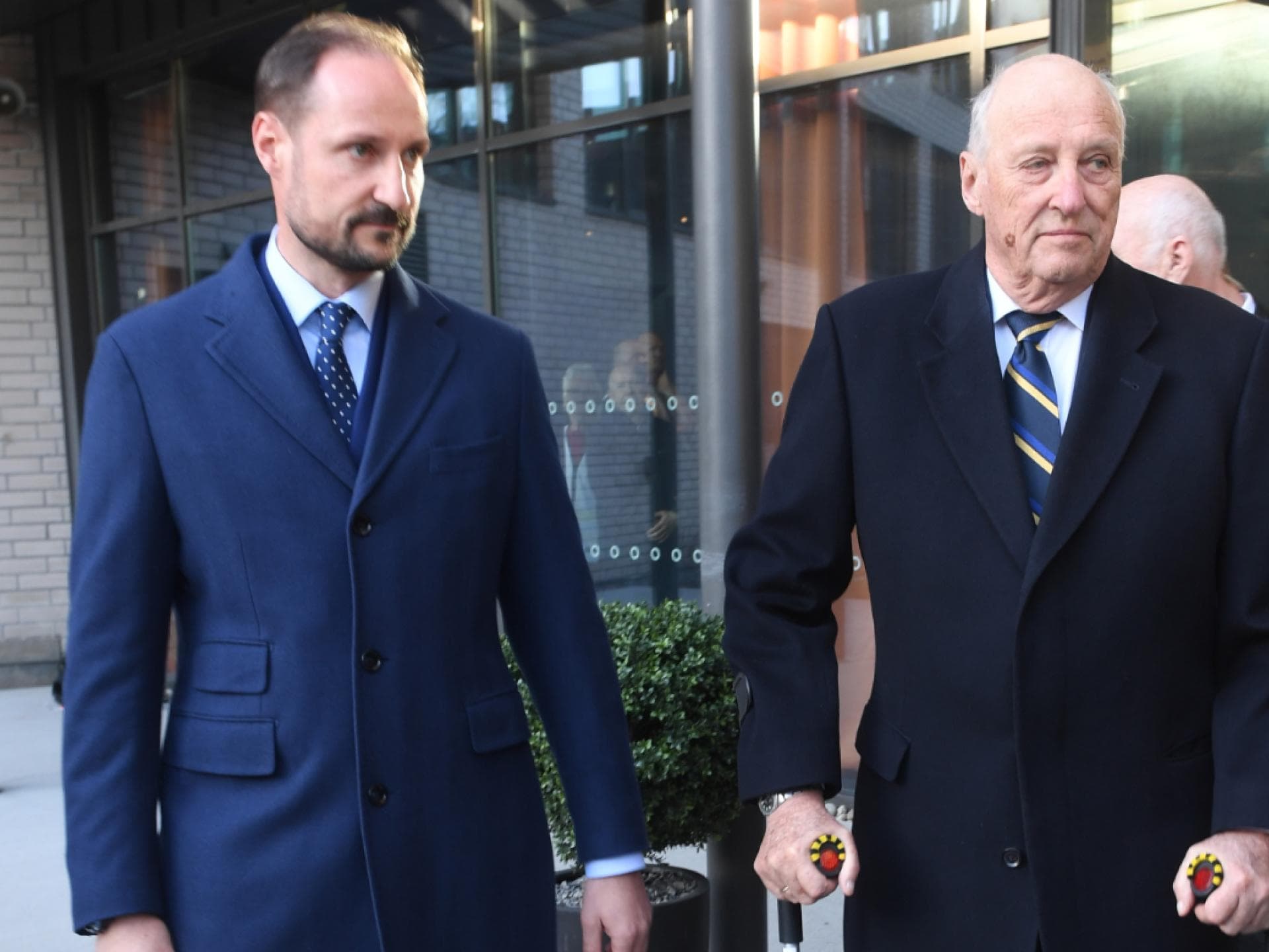 Prinz Haakon von Norwegen neben König Harald Prinz Haakon von Norwegen steht neben König Harald