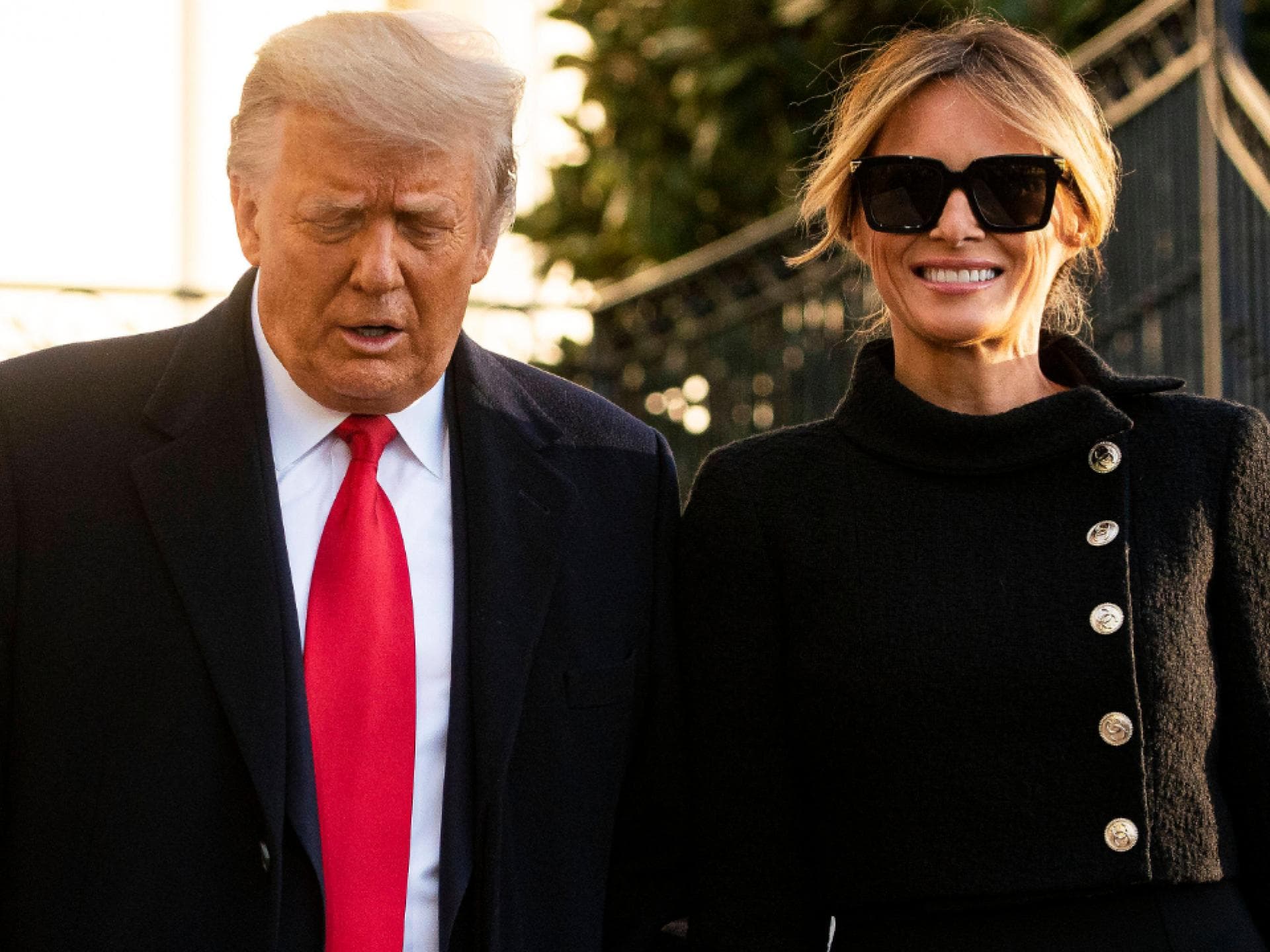 Donald und Melania Trump gehen nebeneinander