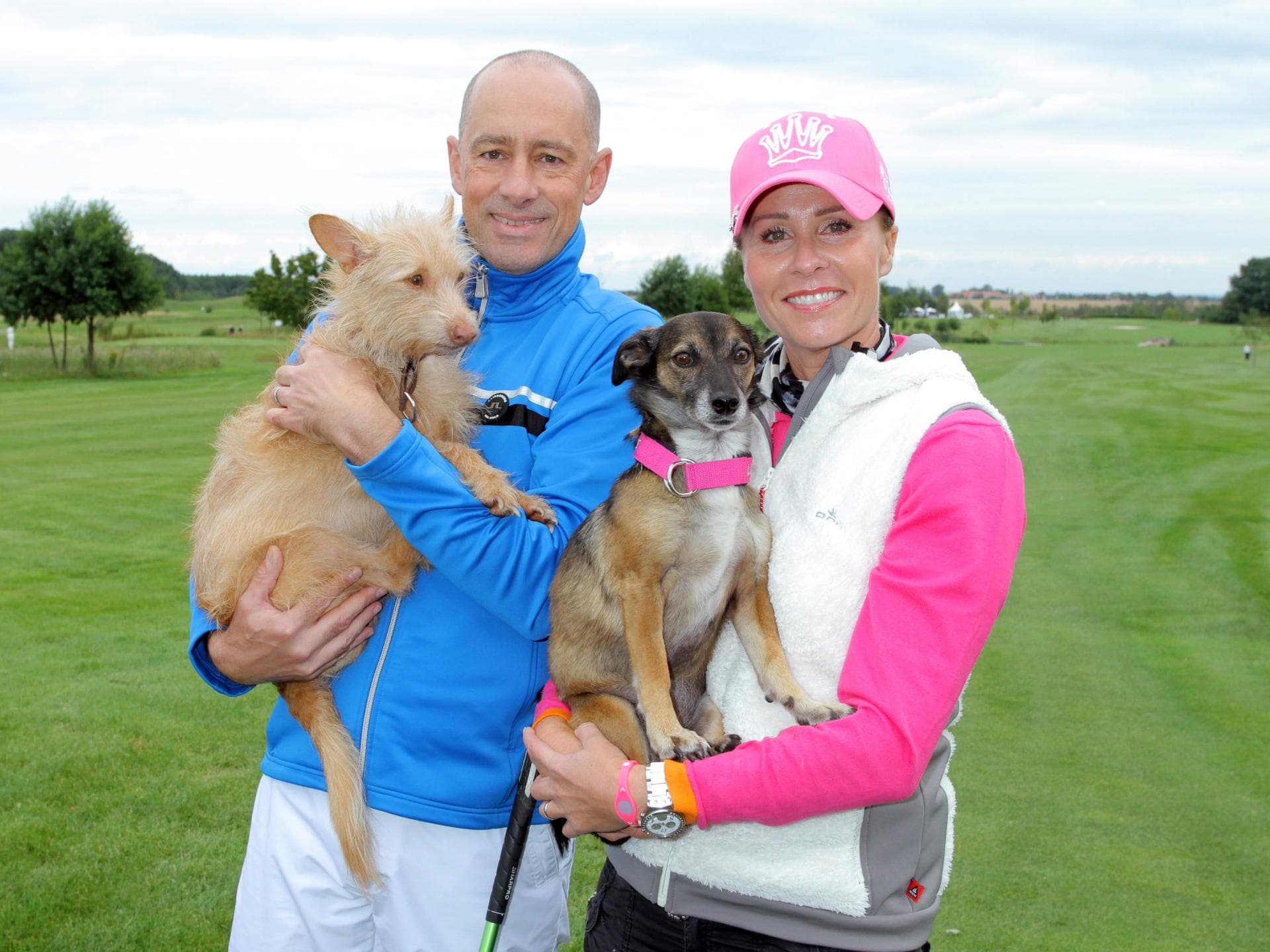 Jens Oliver Haas und Sonja Zietlow mit 2 Hunden auf dem Arm
