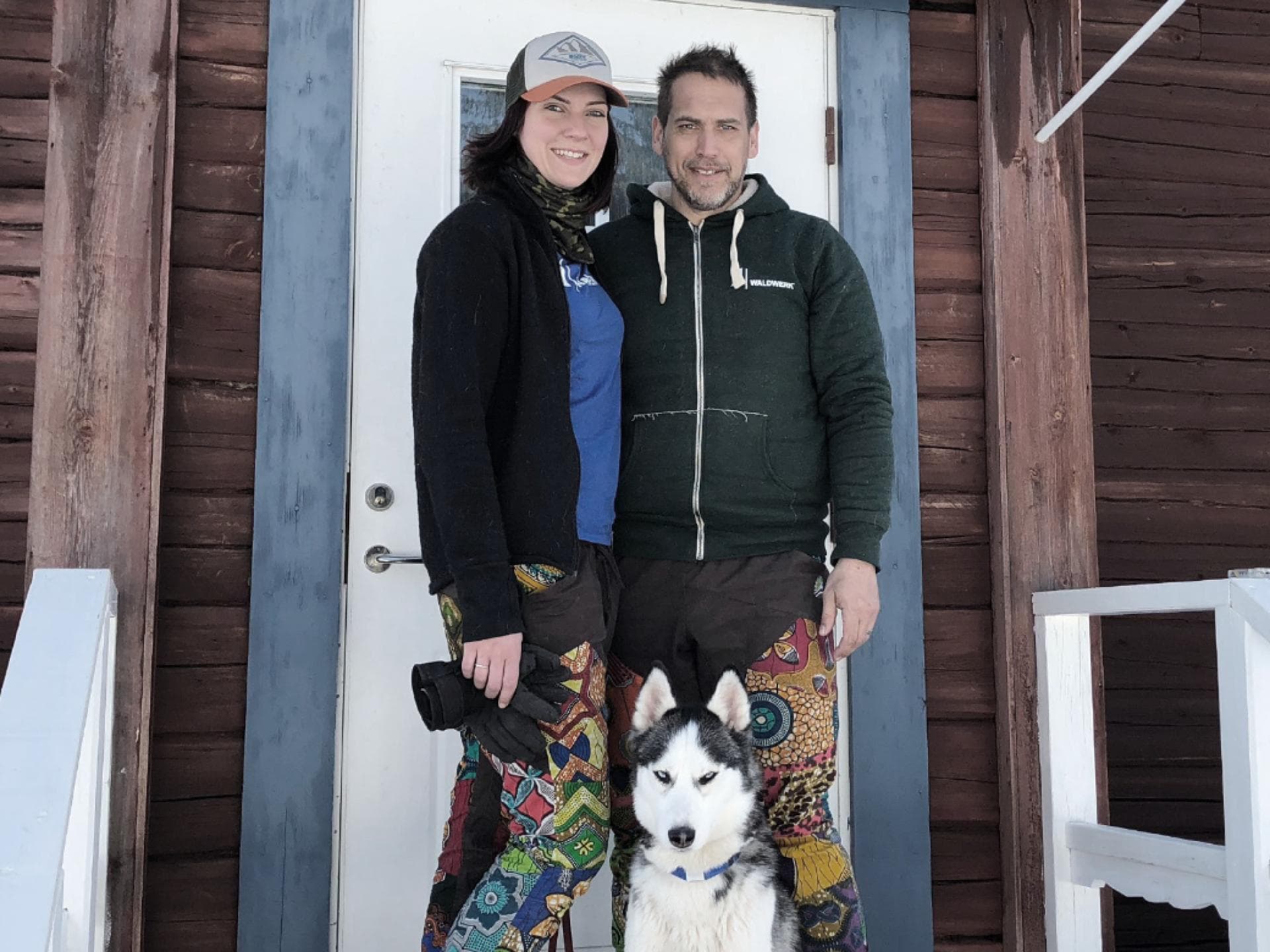 Die "Goodbye Deutschland"-Auswanderer Julia Siefert-Winter und Sven vor ihrem Haus in Lappland.