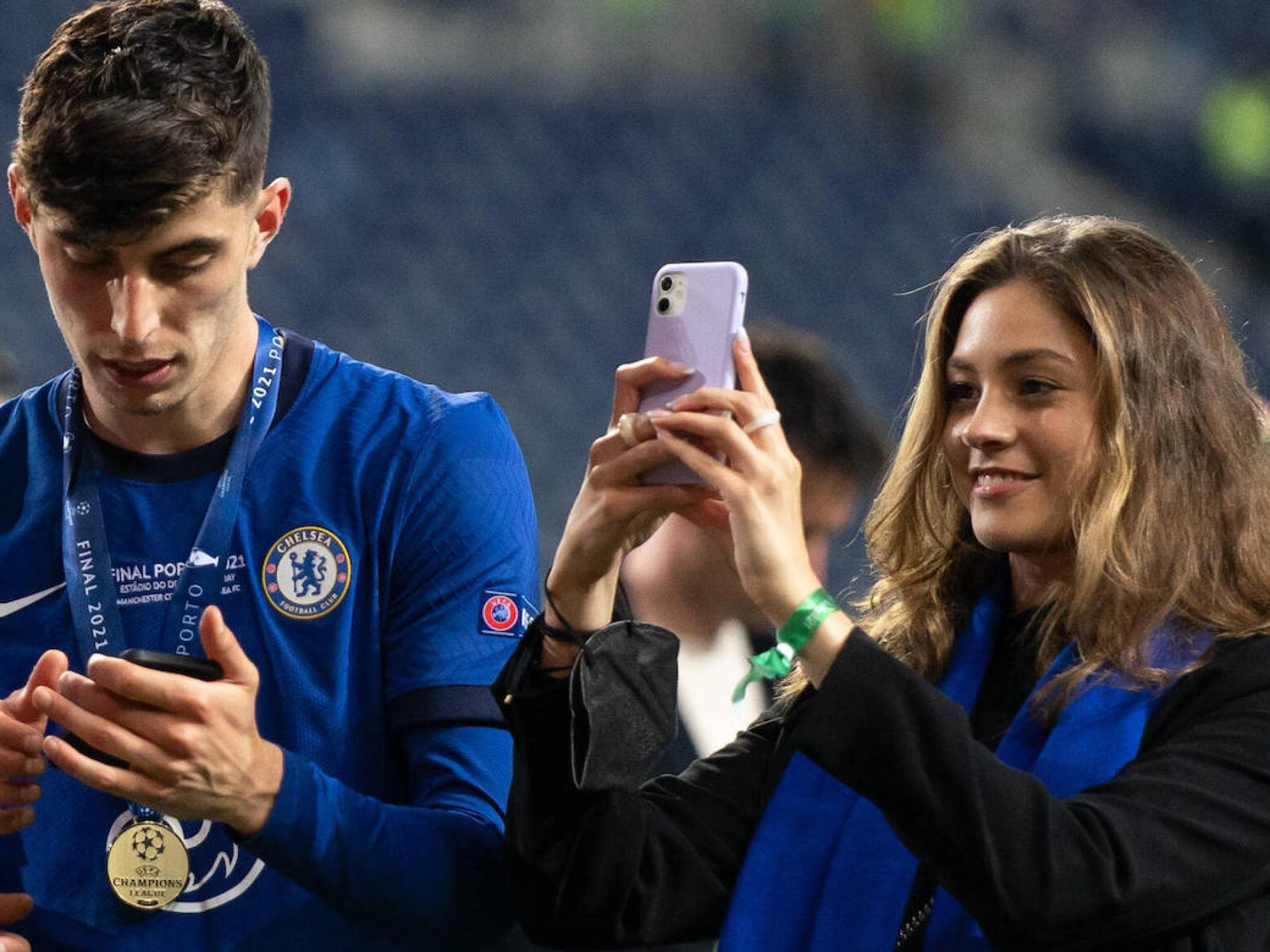 Kai Havertz und Freundin Sophia am Handy