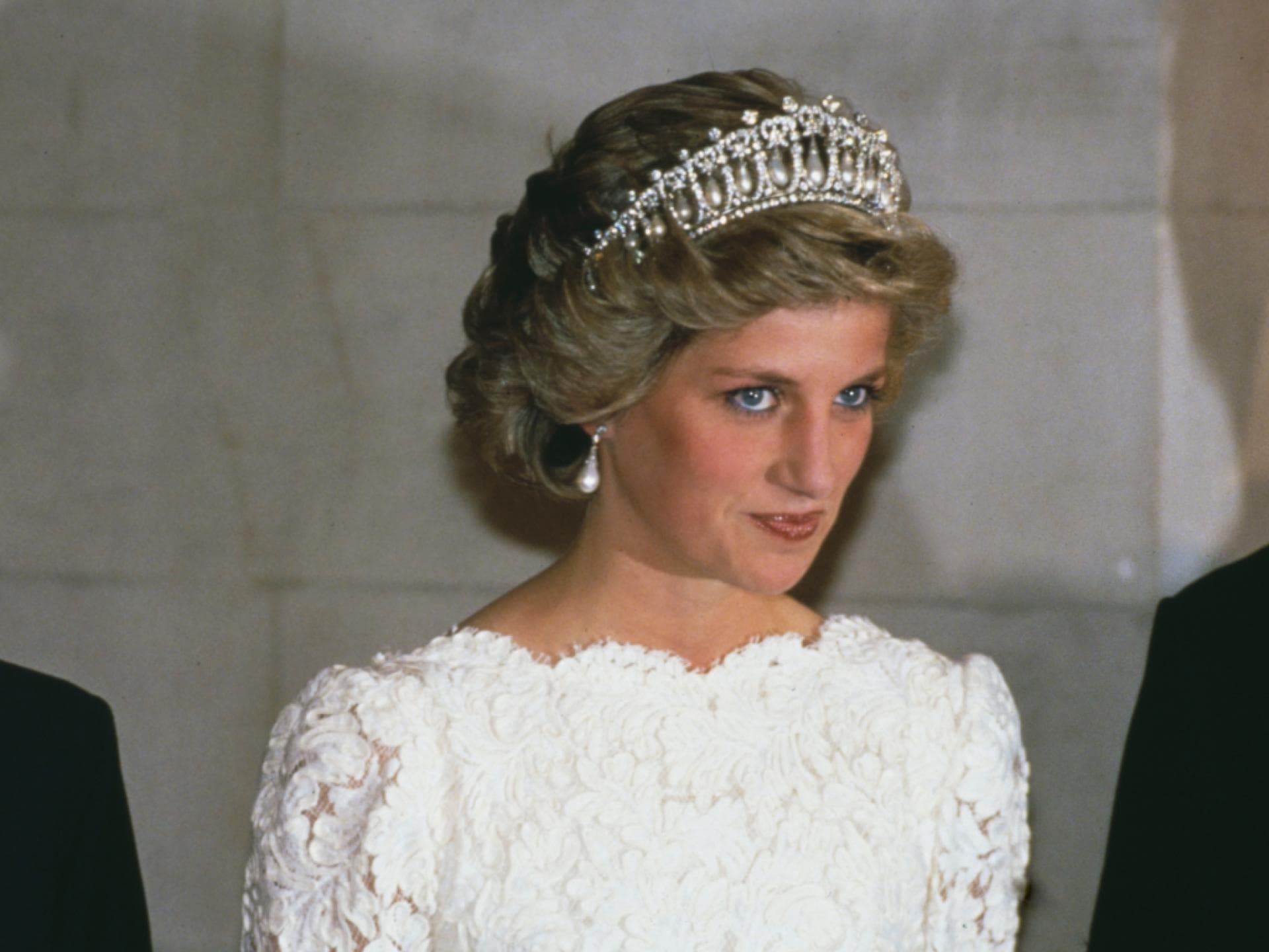 Prinzessin Diana trägt ein Diadem