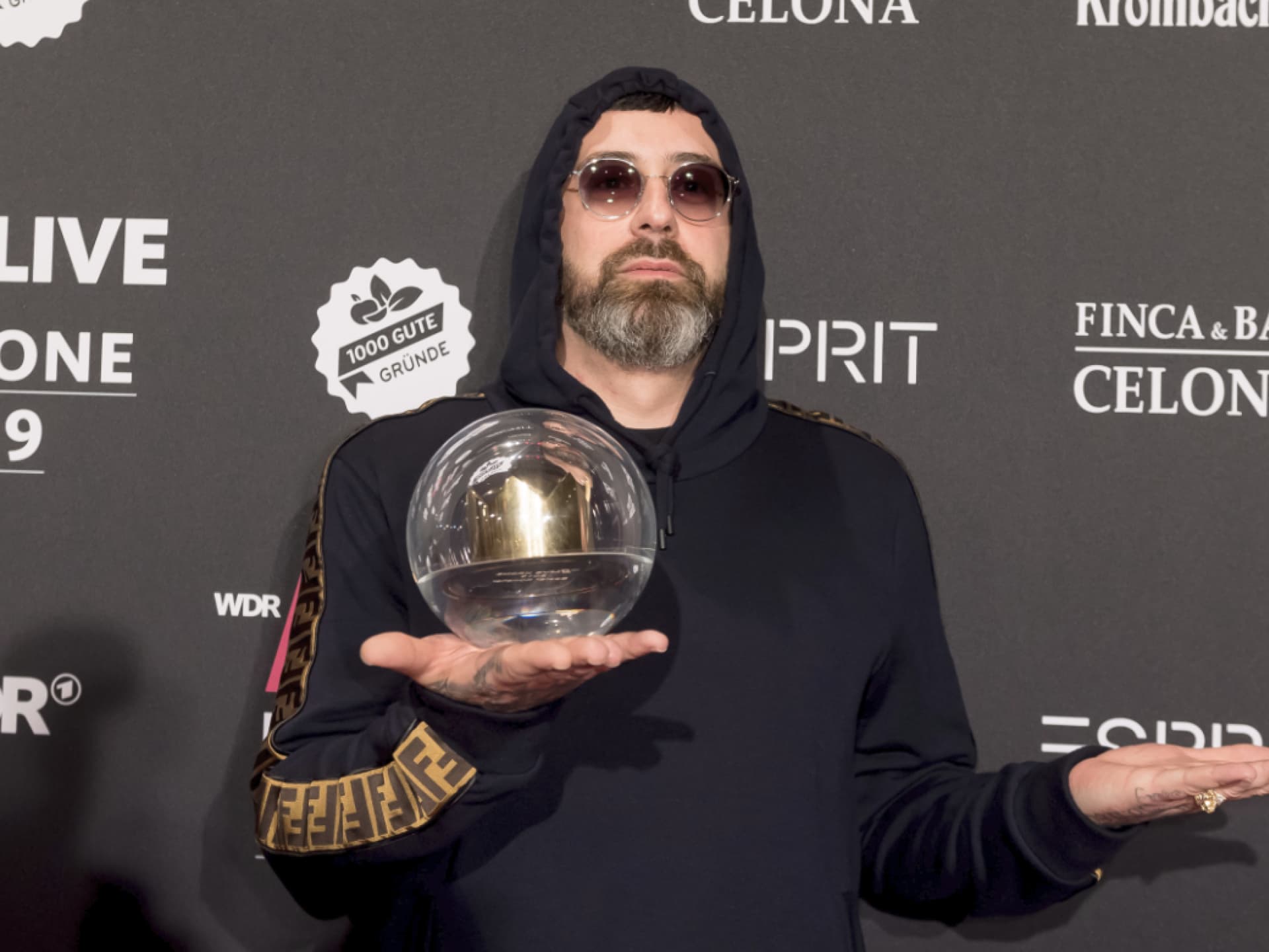 Sido posiert mit einem Award in der Hand