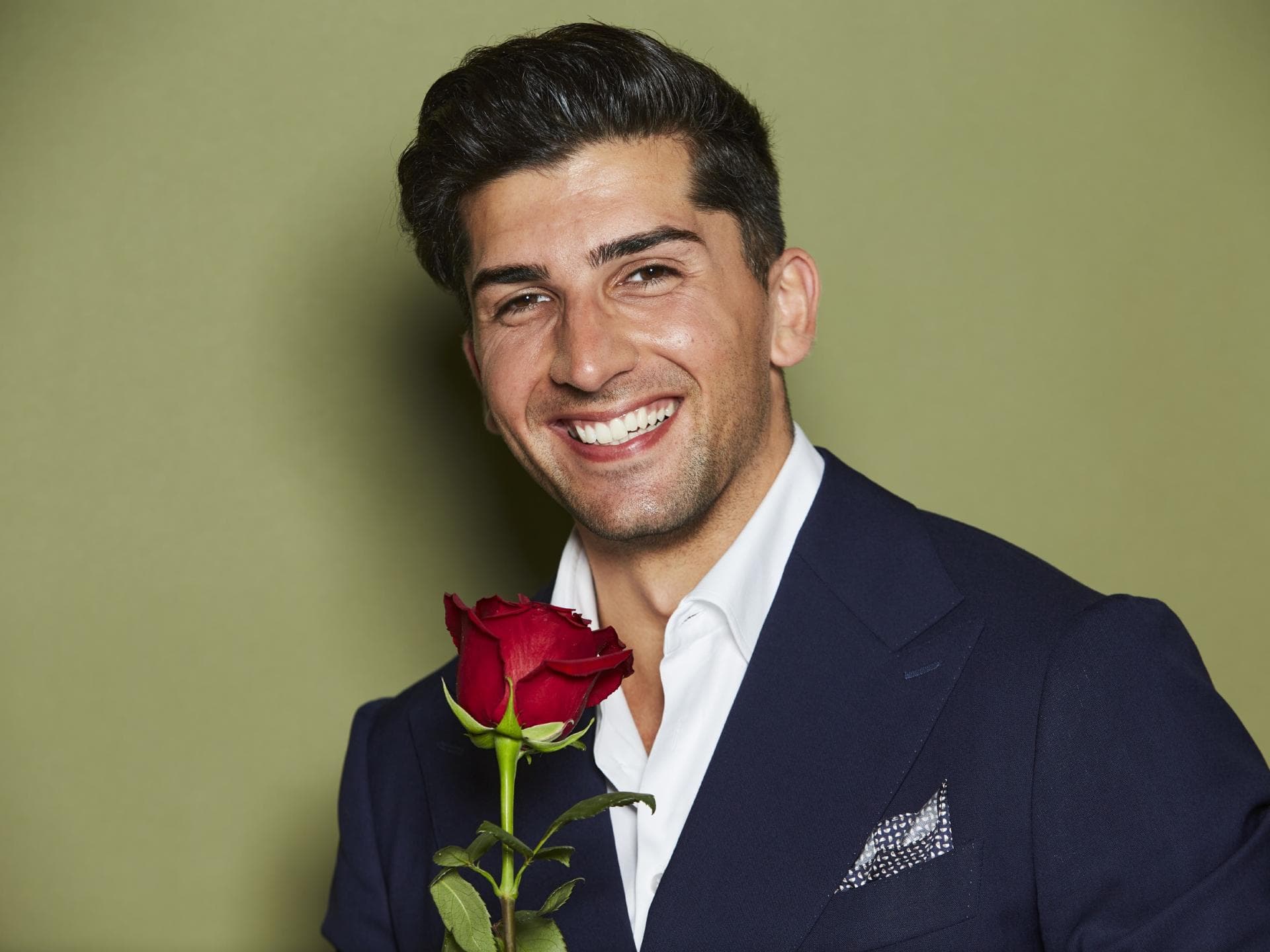 "Bachelor"-Kandidat Julian Dannemann mit Rose in der Hand