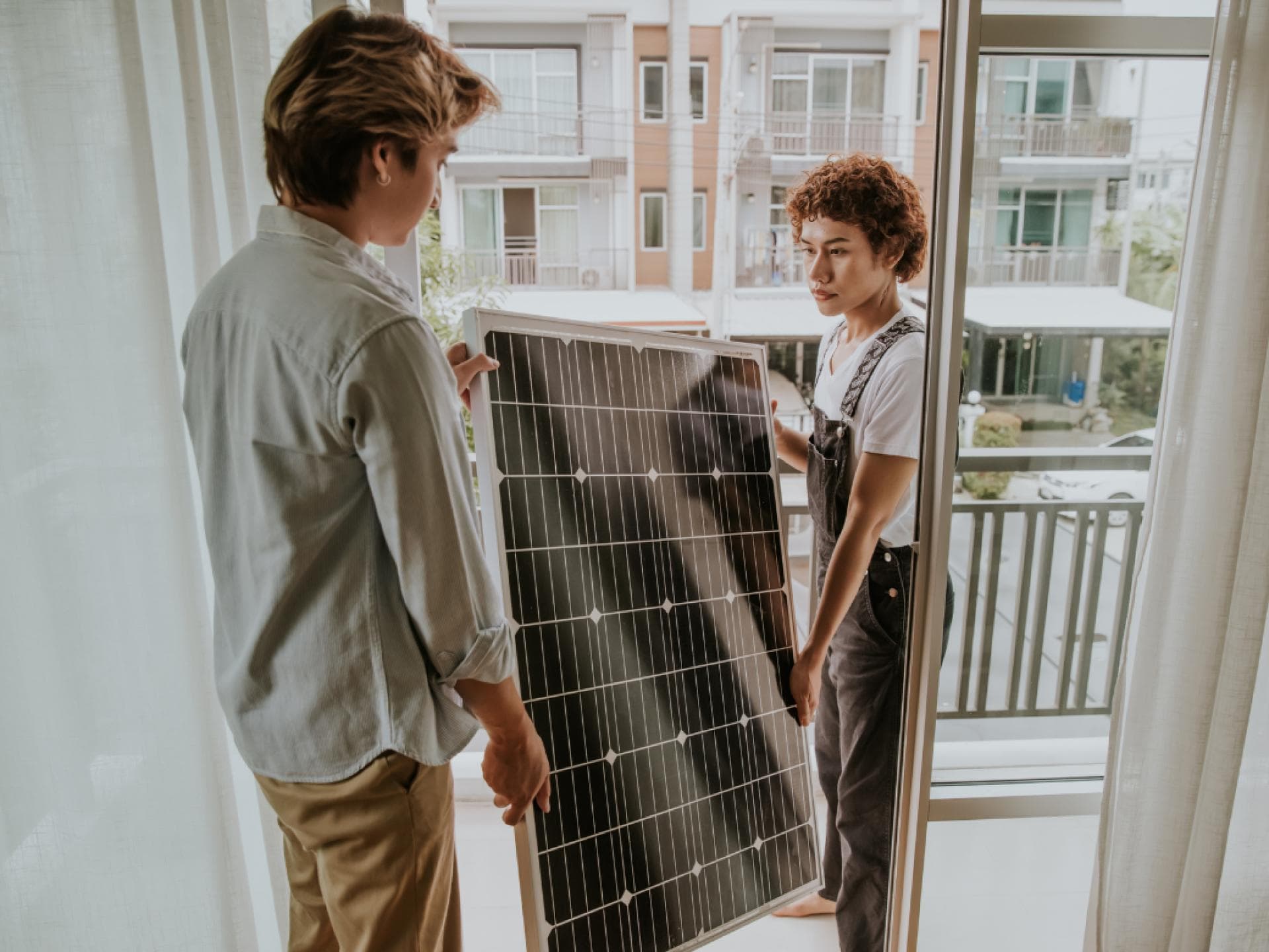Paar trägt Solarplatte