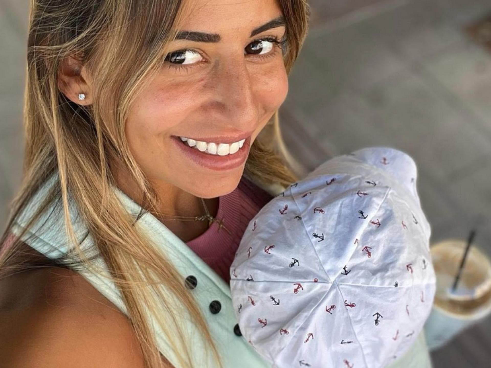 Eva Benetatou mit Sohn auf dem Arm.