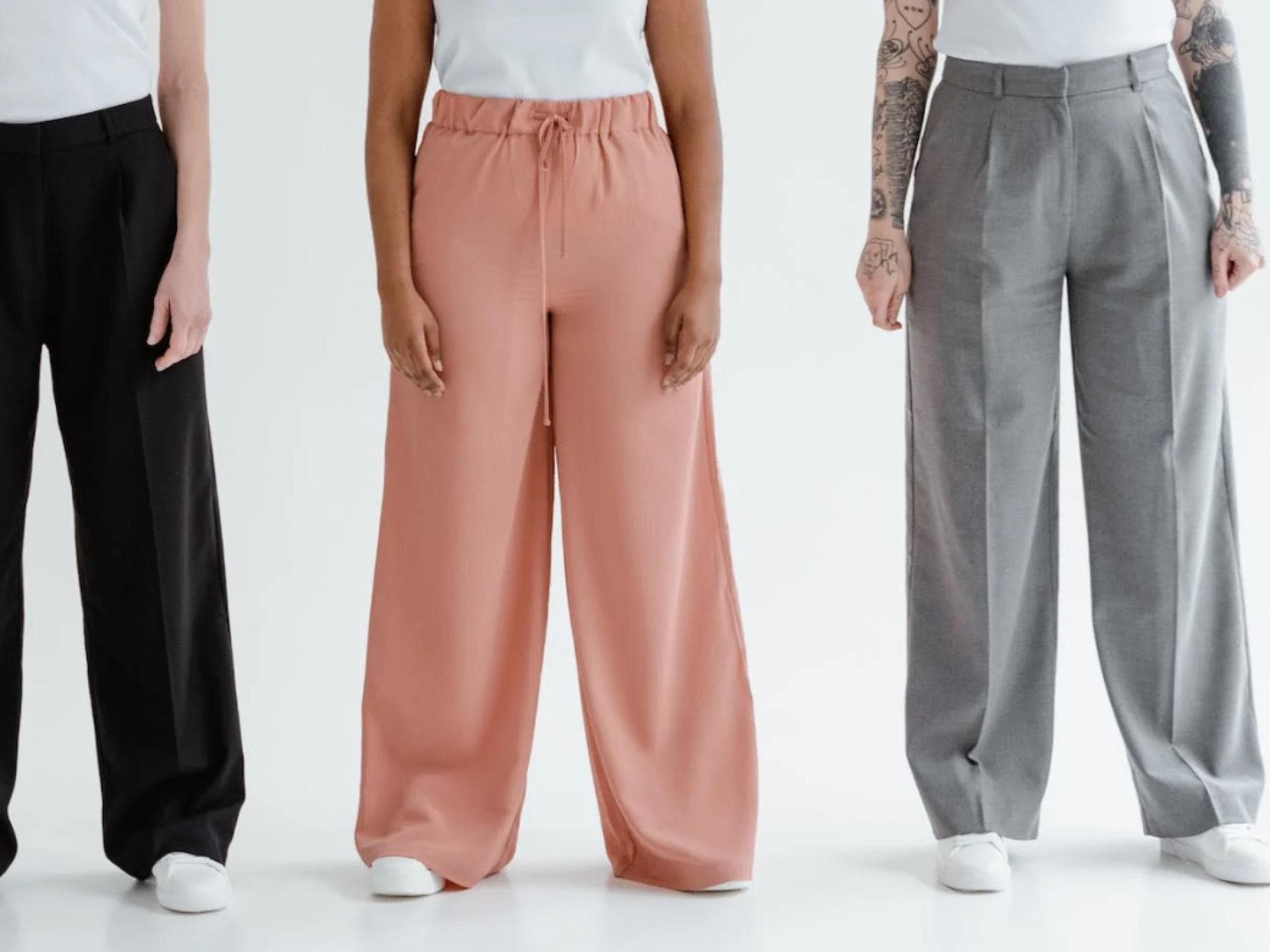 Drei Frauen in weiten Stoffhosen