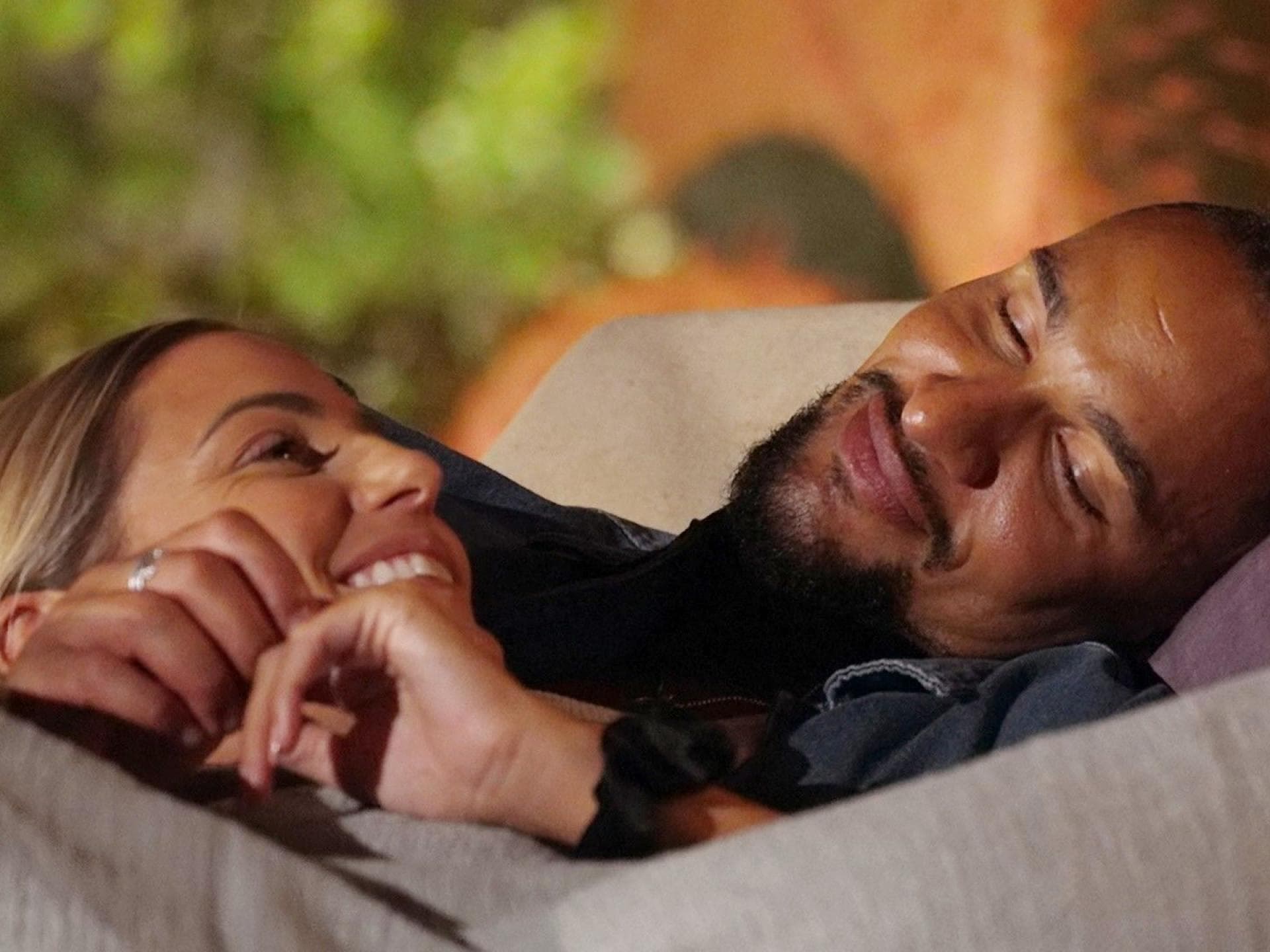 "Der Bachelor" 2023 - Folge 7 - Alyssa und David Jackson kuscheln 