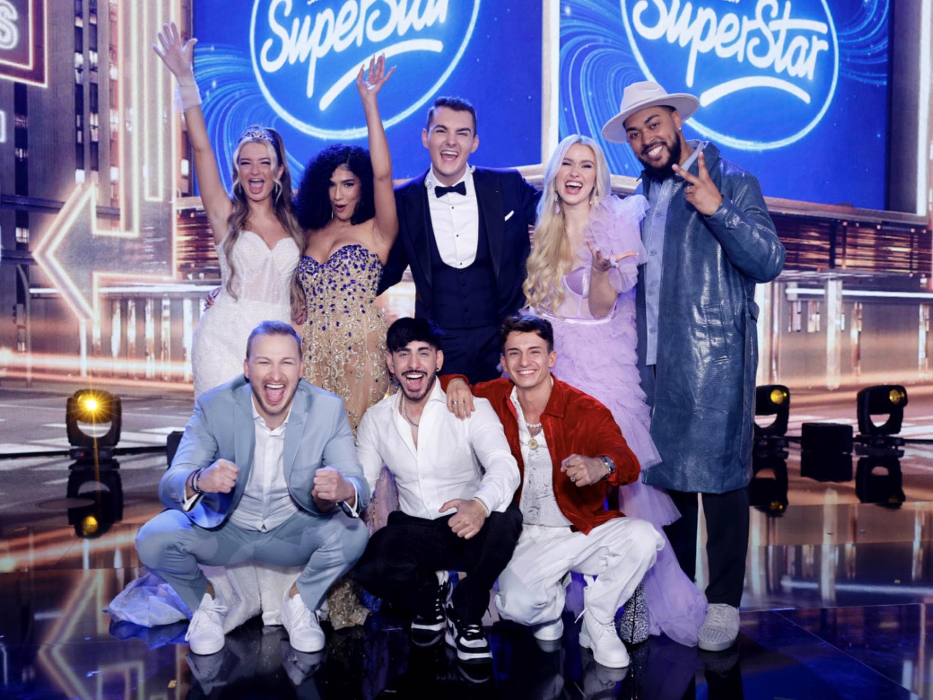 Die letzten 8 Kandidaten von DSDS 2023 auf der Bühne