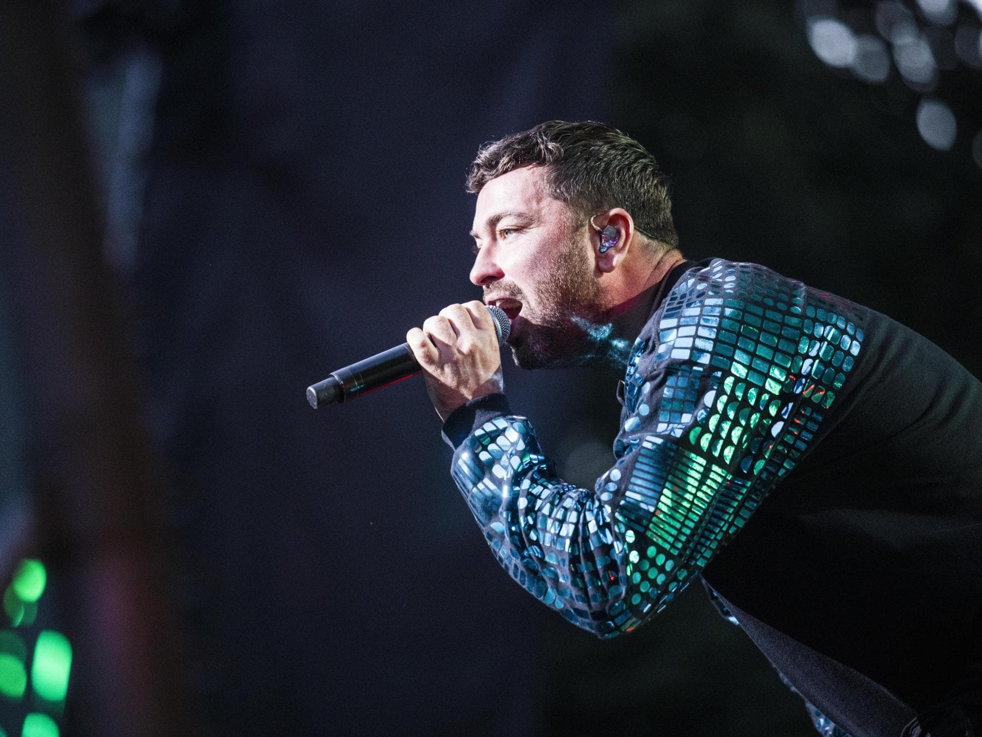Marteria singt in ein Mikro