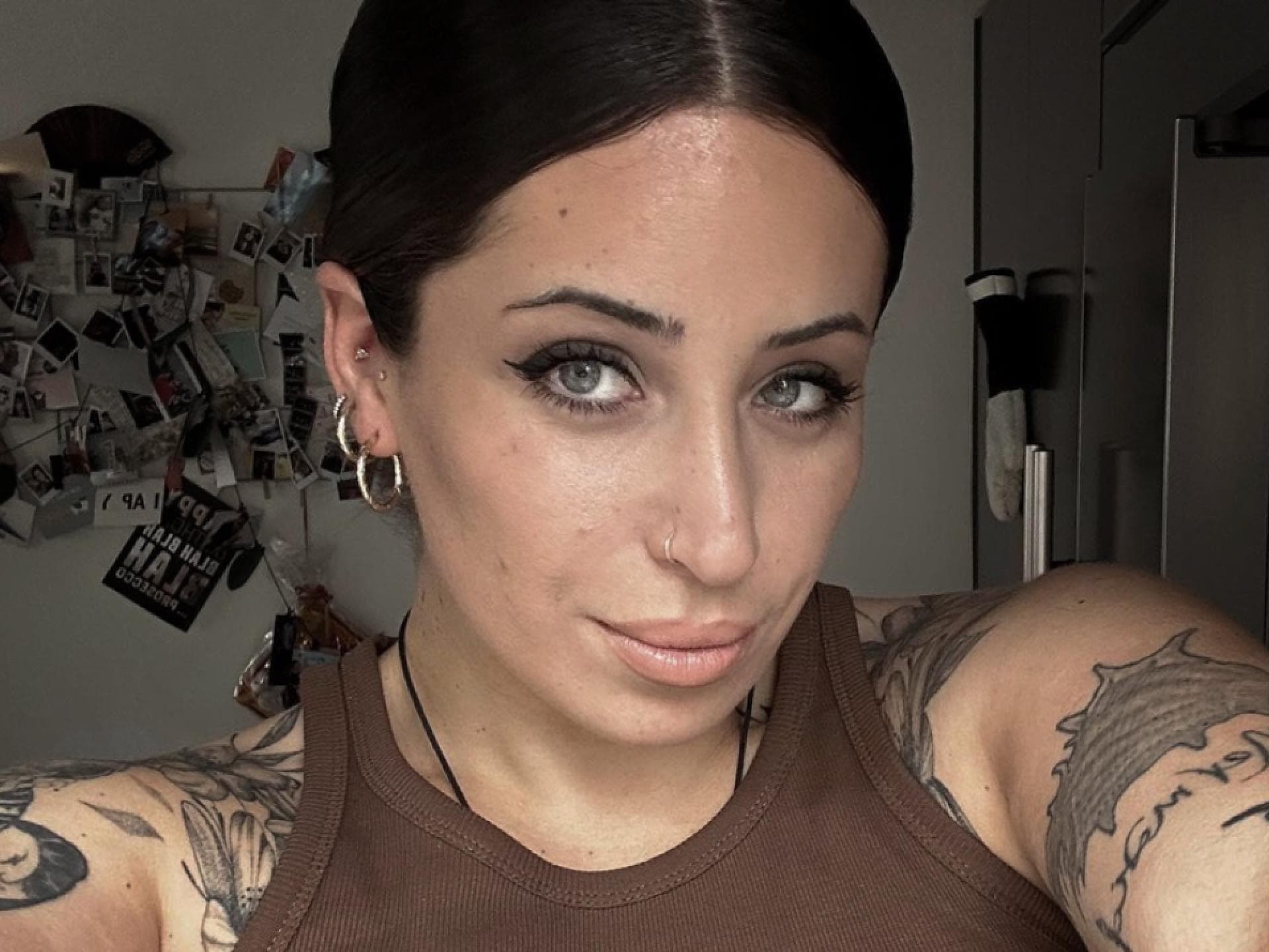 Jolina Mennen macht ein Selfie mit ihrer Hand vor der Kamera