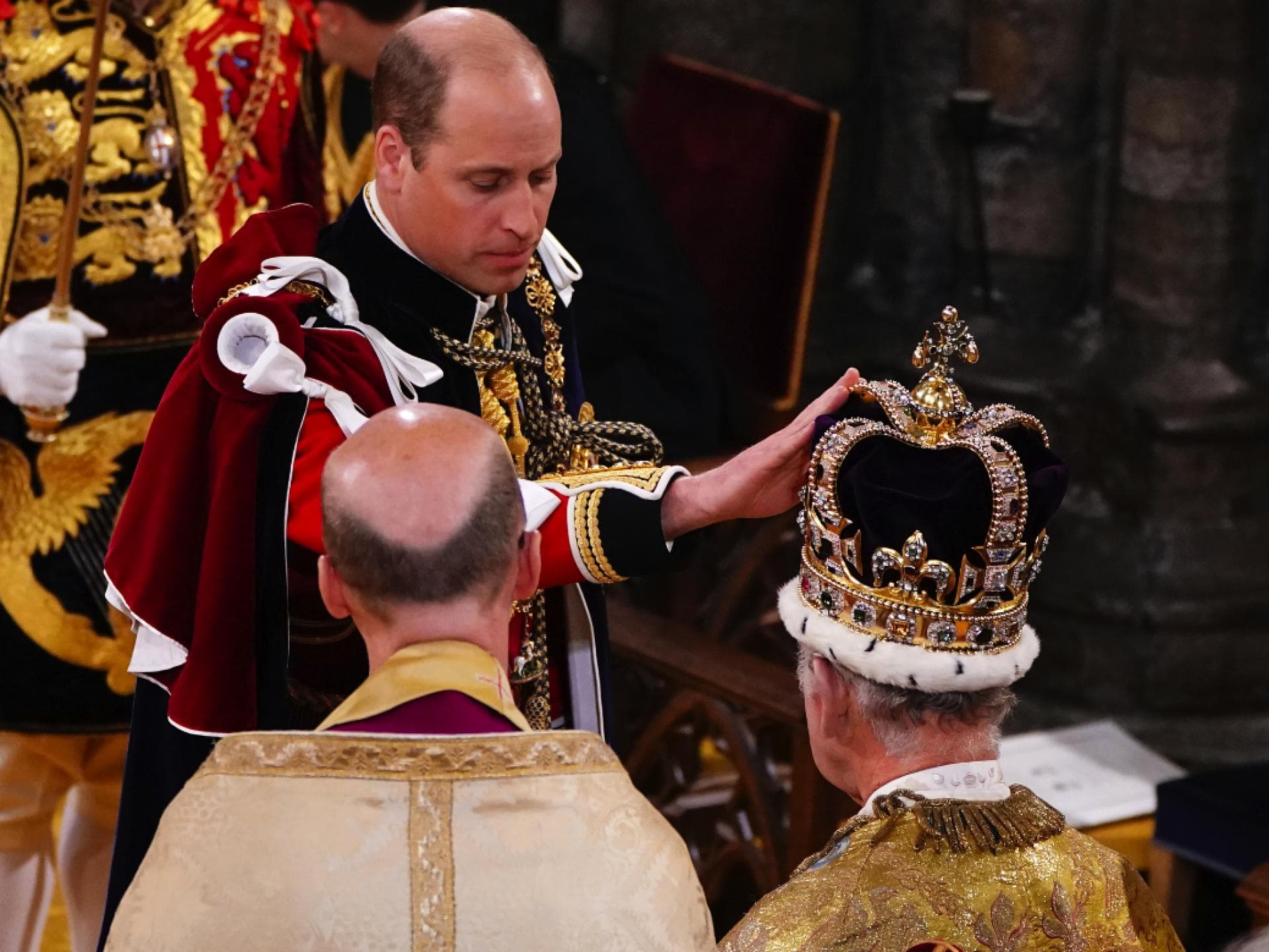 Prinz William und König Charles III. während der Krönung.