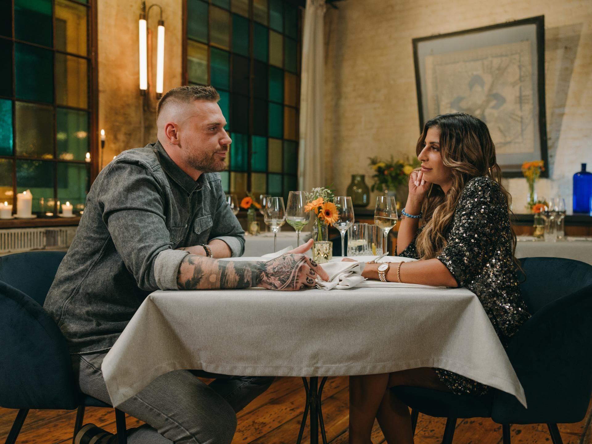 Chris Broy und Eva Benetatou sitzen zusammen am Esstisch