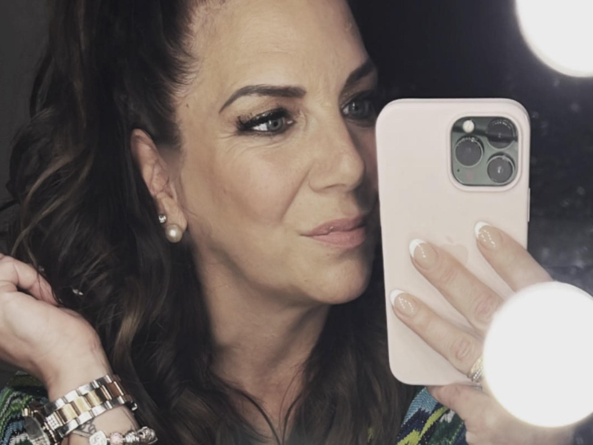 Danni Büchner macht ein Selfie mit ihrem iPhone