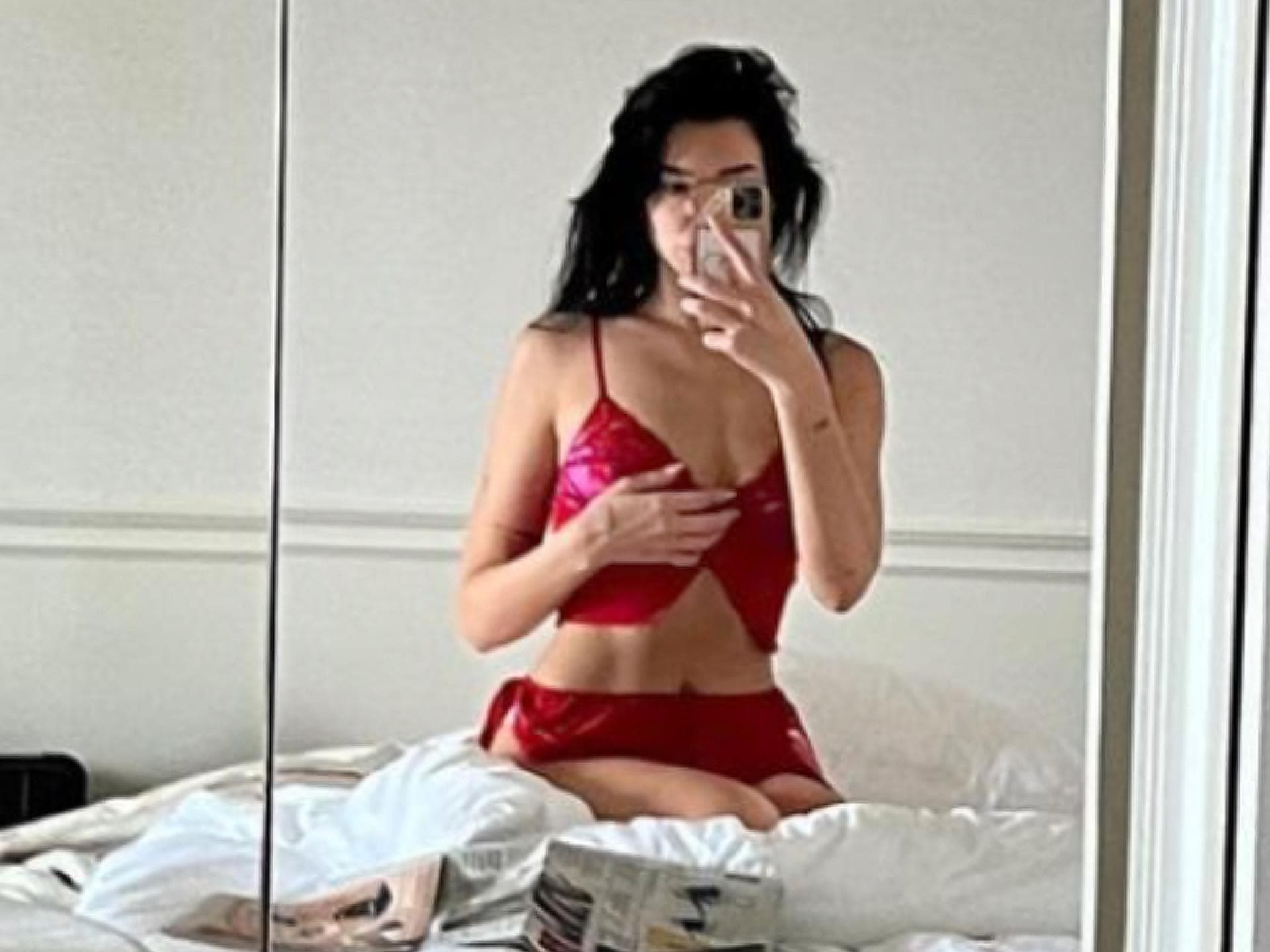 Dua Lipa macht ein Spiegel-Selfie im Bett