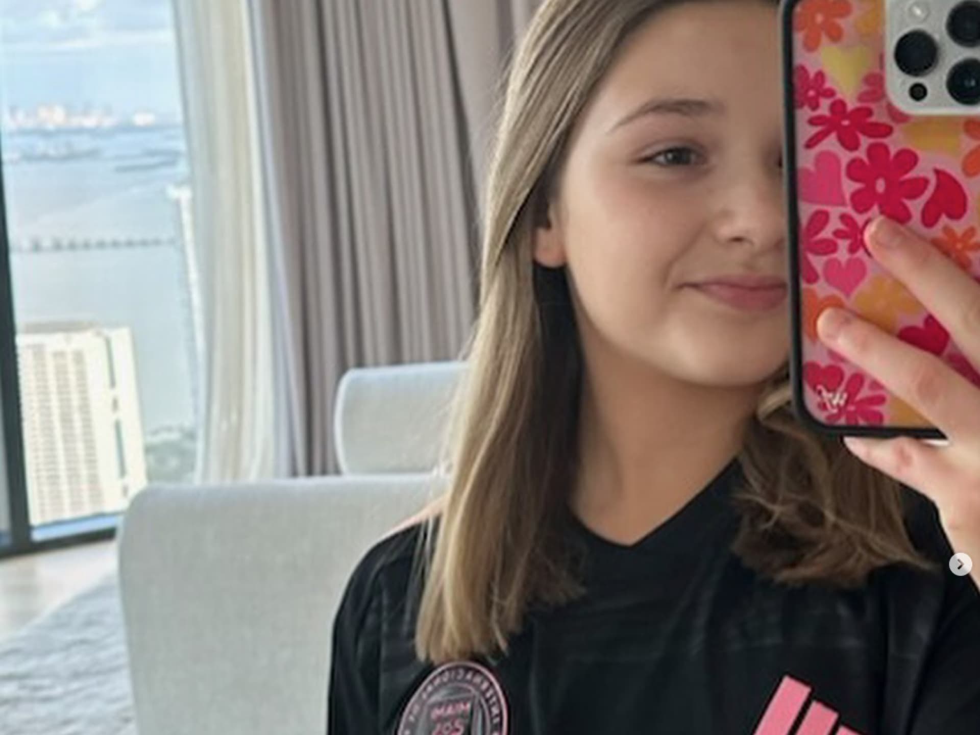 Harper Beckham macht ein Selfie im Spiegel