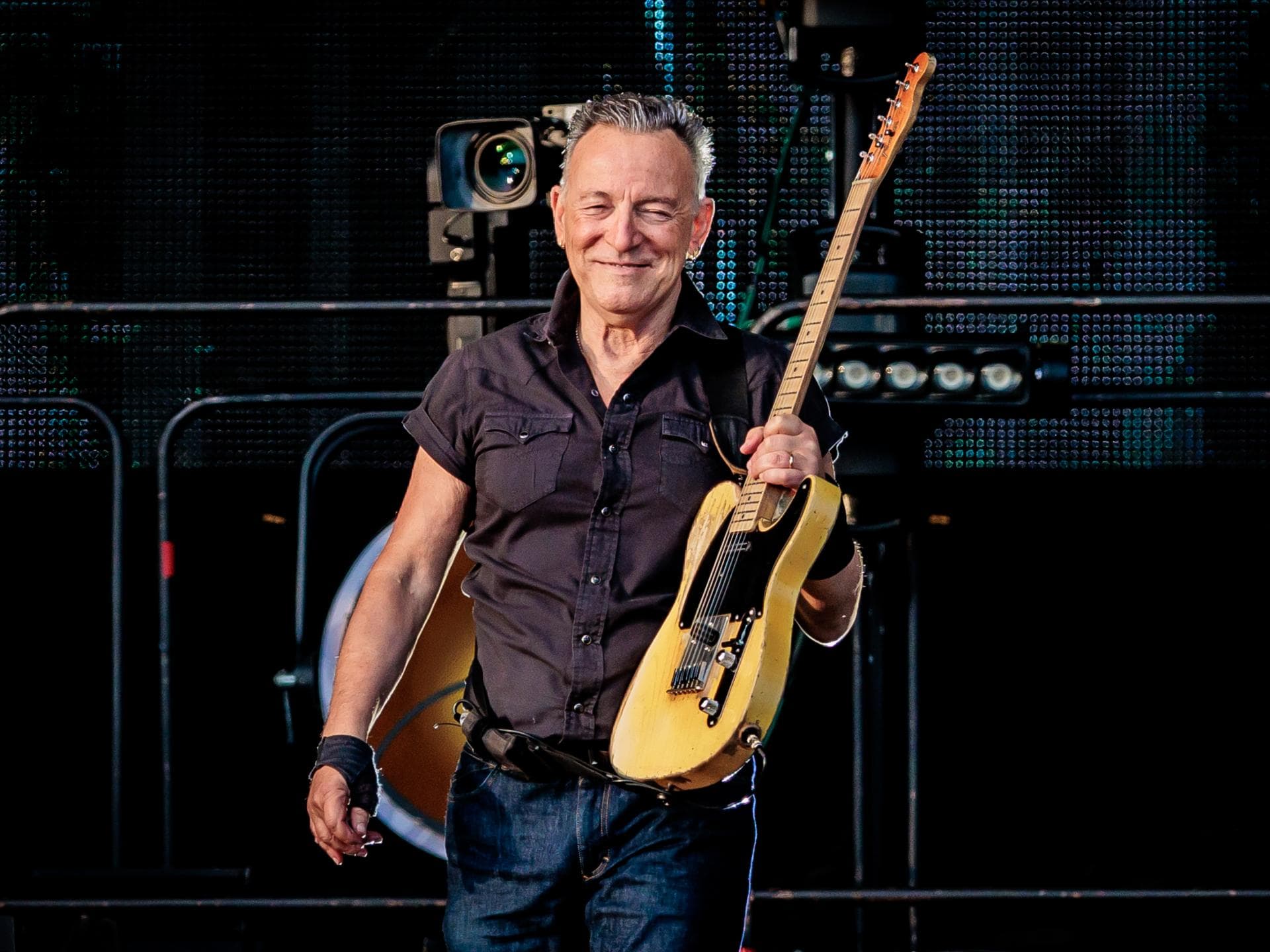Bruce Springsteen hält eine Gitarre in der Hand
