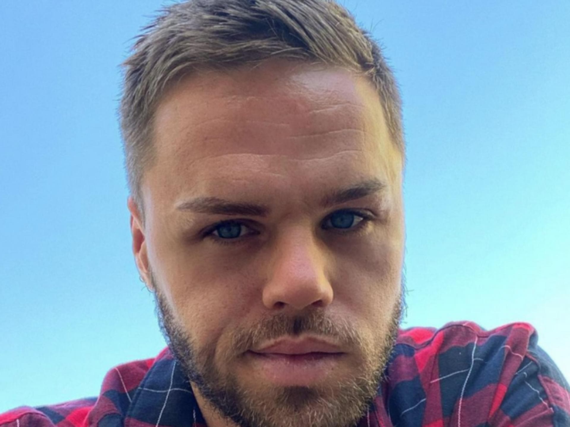 DSDS-Star Daniel Schuhmacher schmunzelt auf Instagram-Selfie vor blauen Himmel