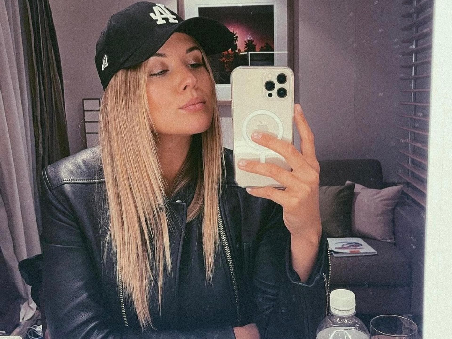 Josefin Bressel macht ein Selfie vor dem Spiegel.