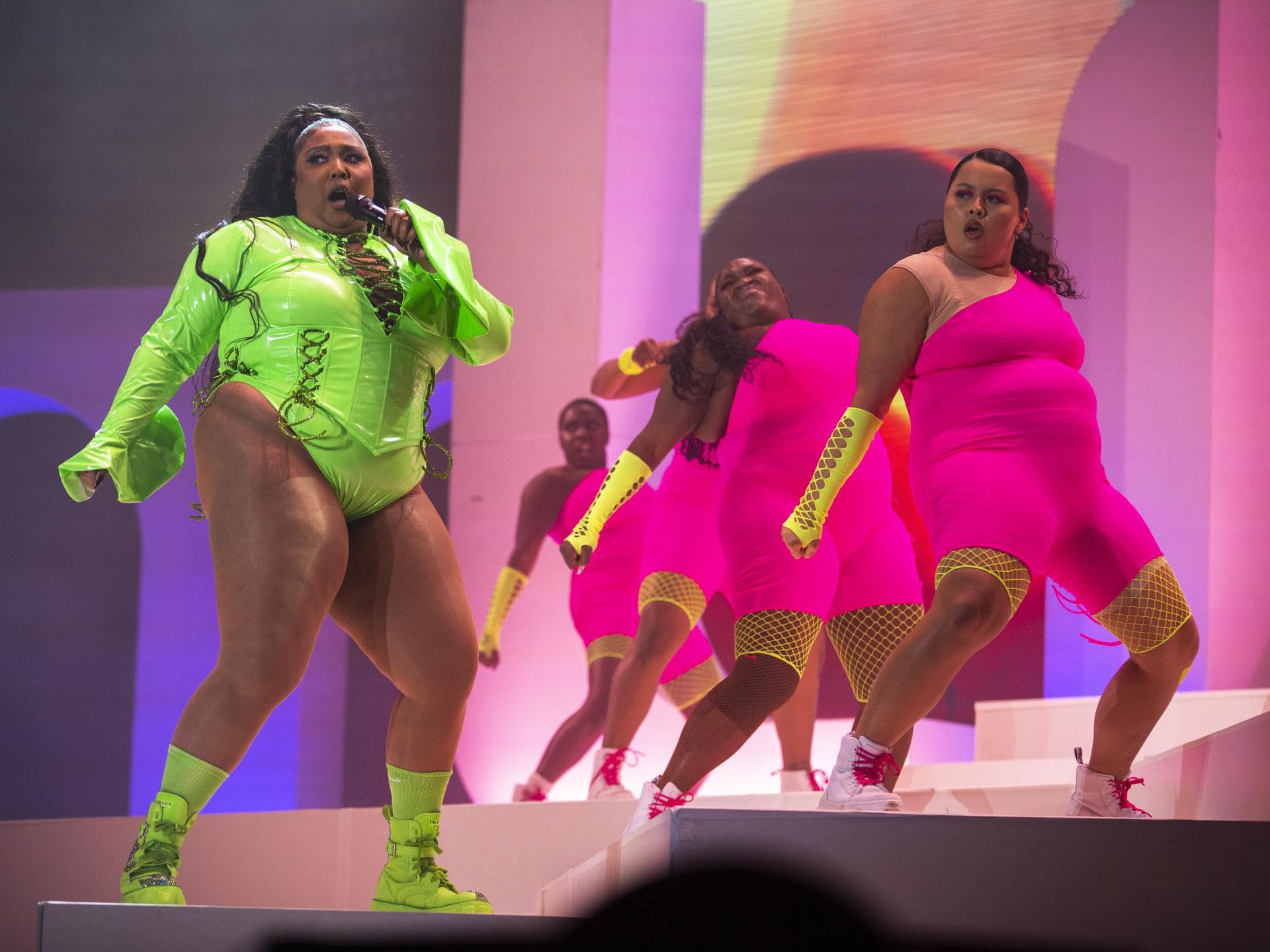 Lizzo mit Tänzerinnen auf der Bühne