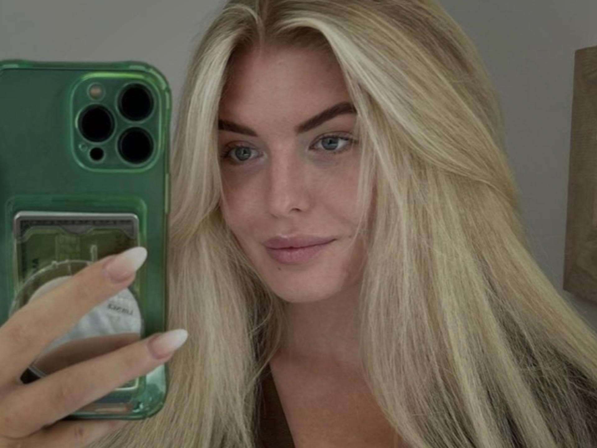 Antonia Hemmer ungeschminkt mit Handy in der Hand