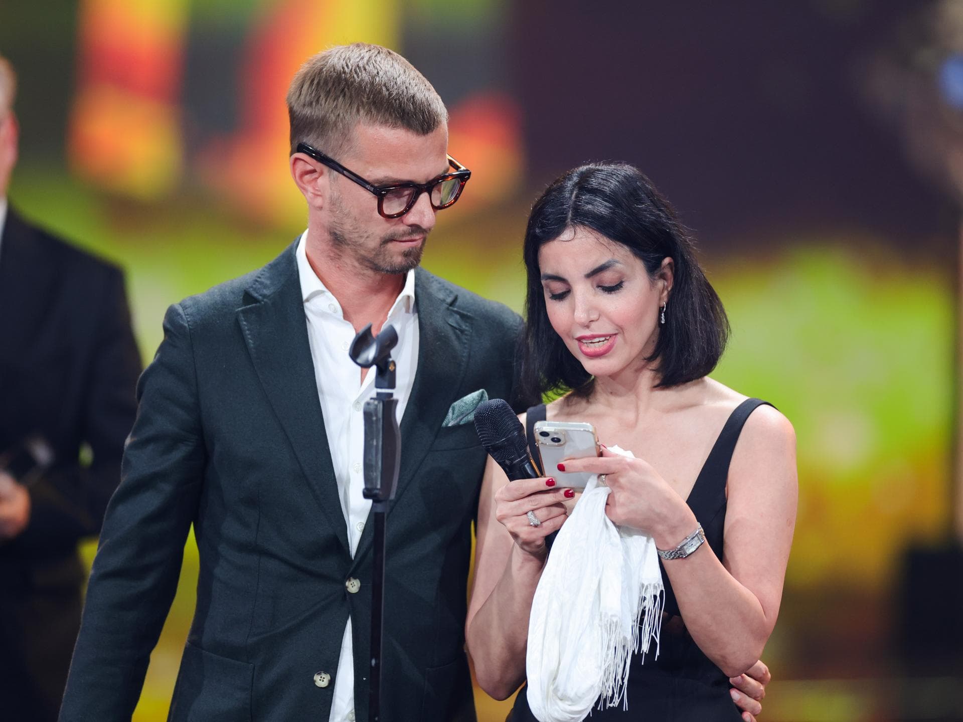 Joko Winterscheidt und Azam Jangravi beim Deutschen Fernsehpreis 2023