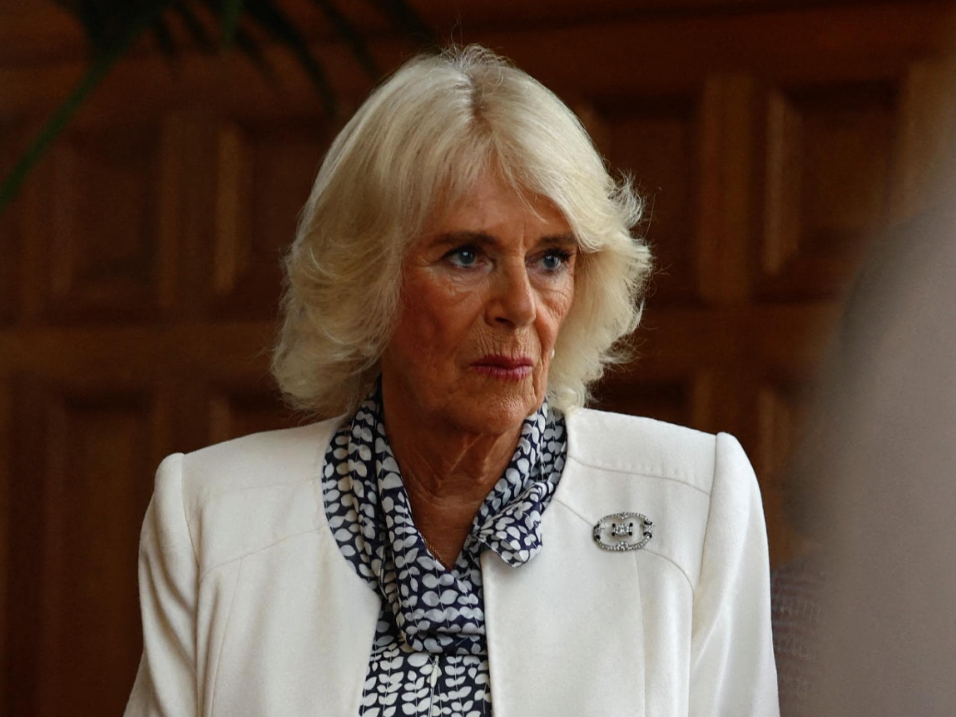 Königin Camilla schaut ernst.