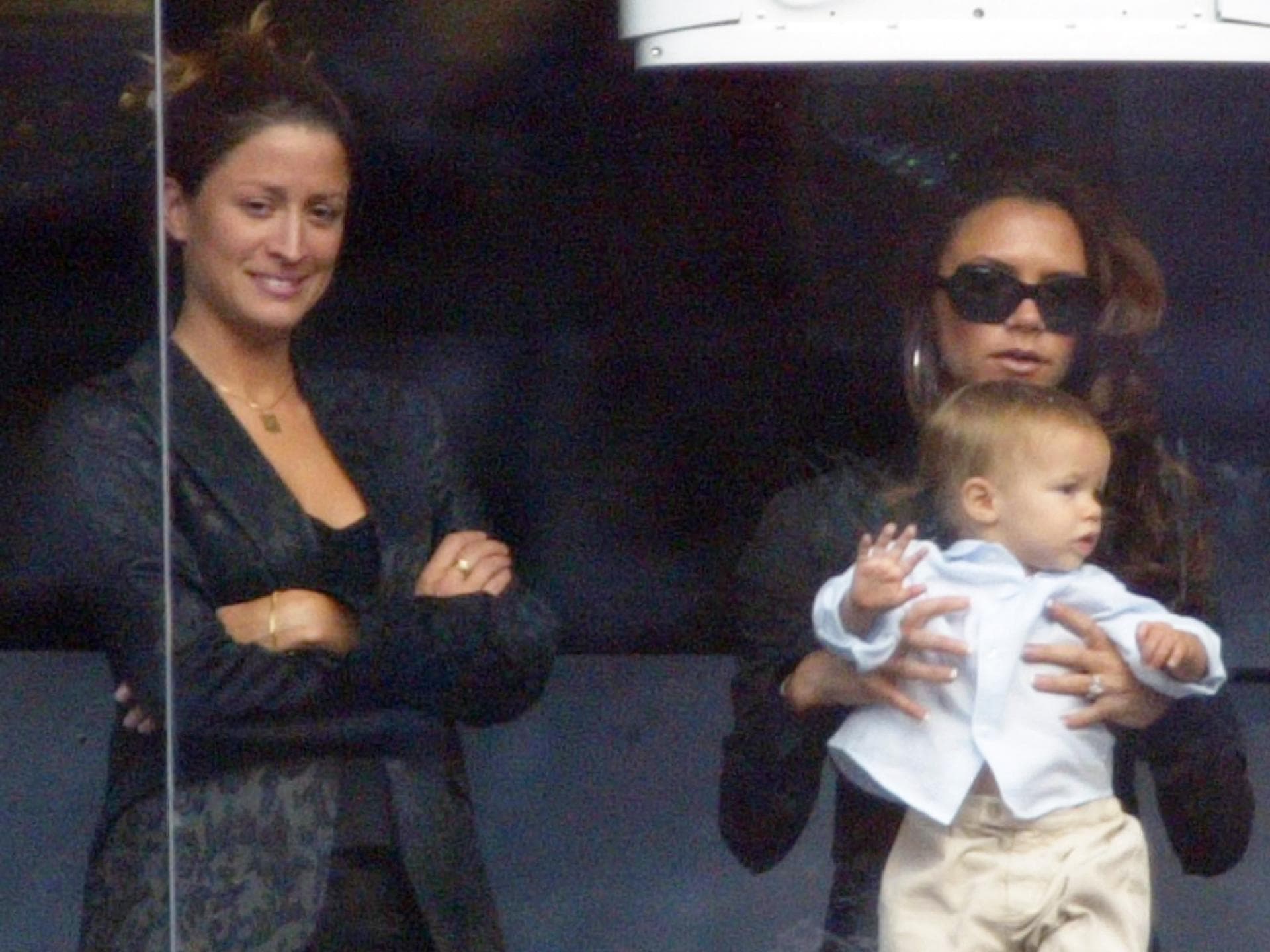 Rebecca Loos und Victoria Beckham mit Sohn Romeo auf dem Arm im September 2003 