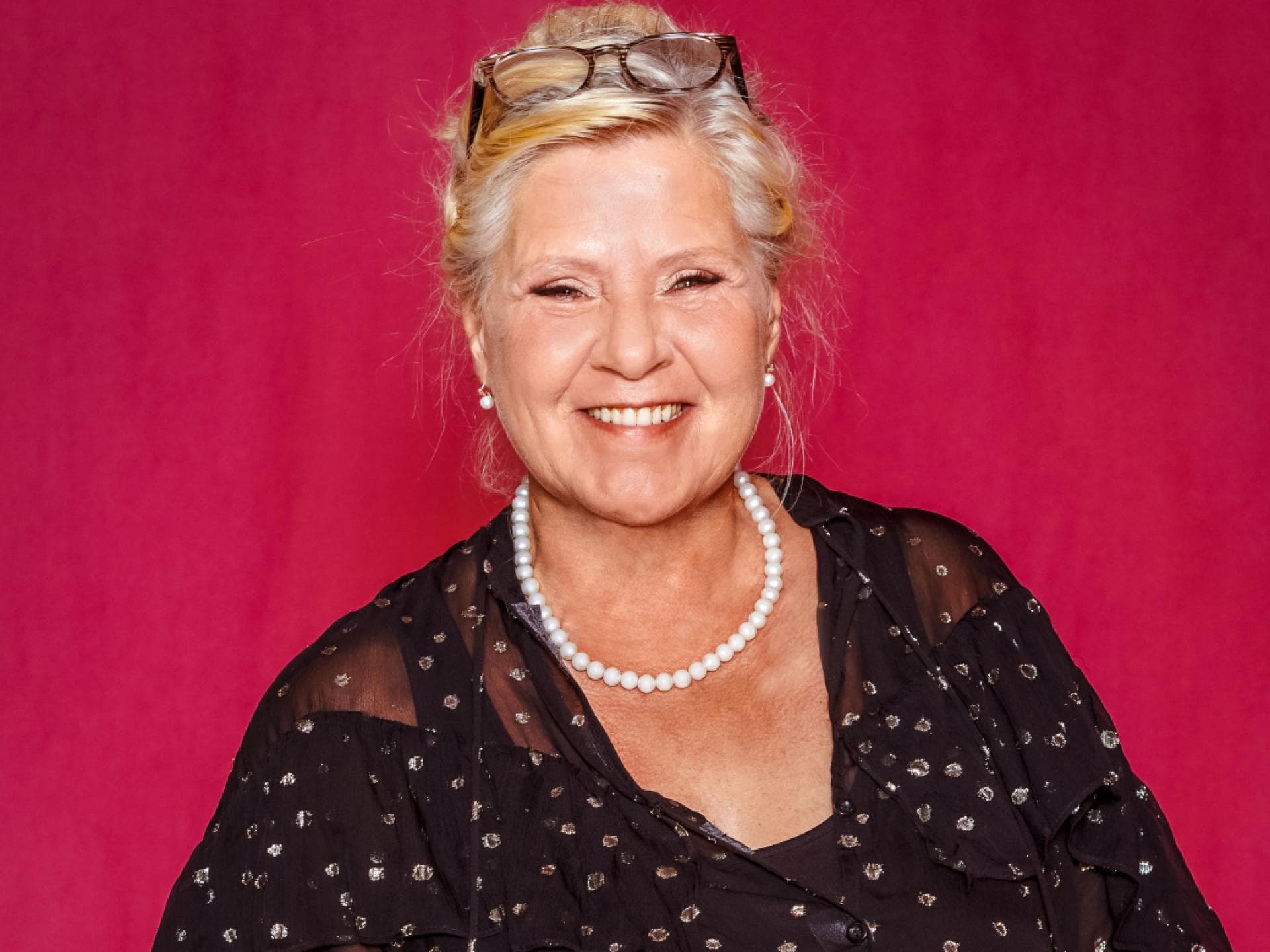 Silvia Wollny in schwarzer Bluse und mit Perlenkette