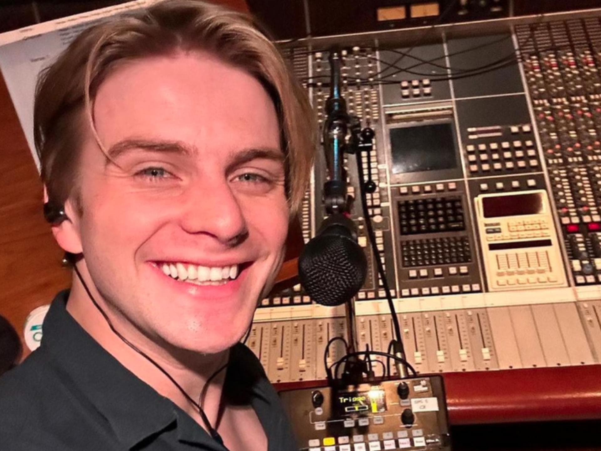 Vincent Gross lacht auf Instagram-Selfie im Tonstudio