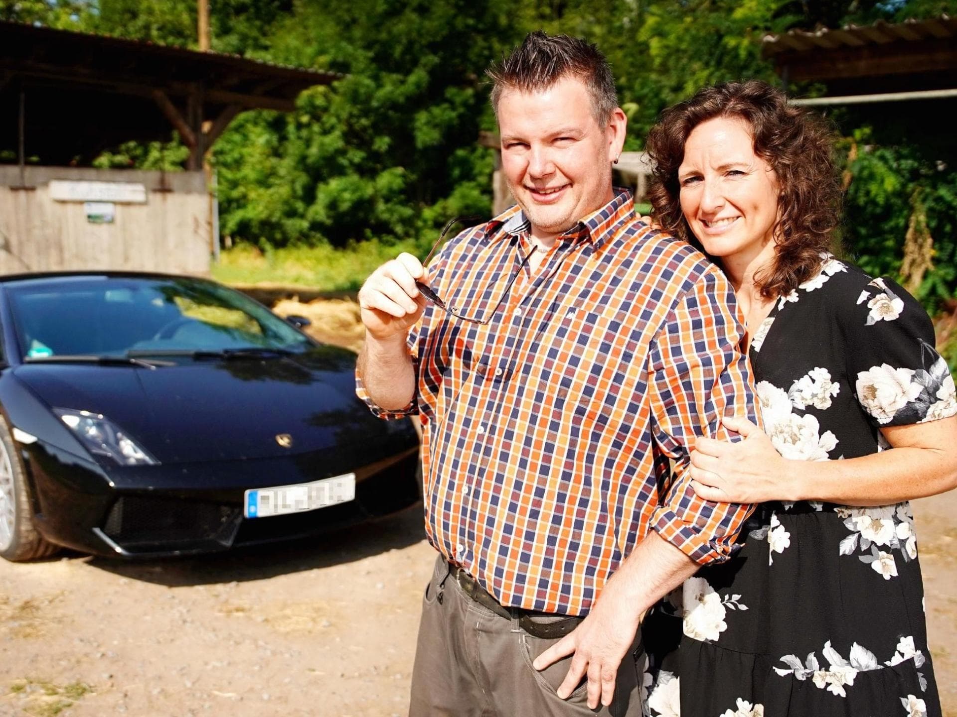"Bauer sucht Frau" 2023: "Lamborghini-Bauer" Steffen und Hofdame Kathrin 