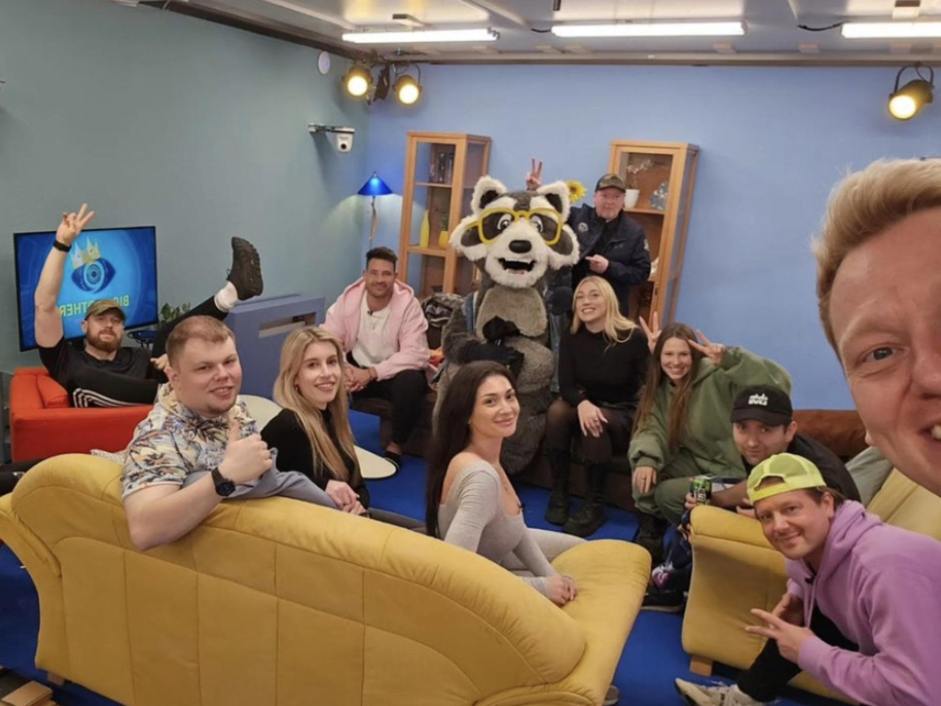 Knossi mit seinen Big Brother- Knossi Edition-Bewohnern im Wohnzimmer