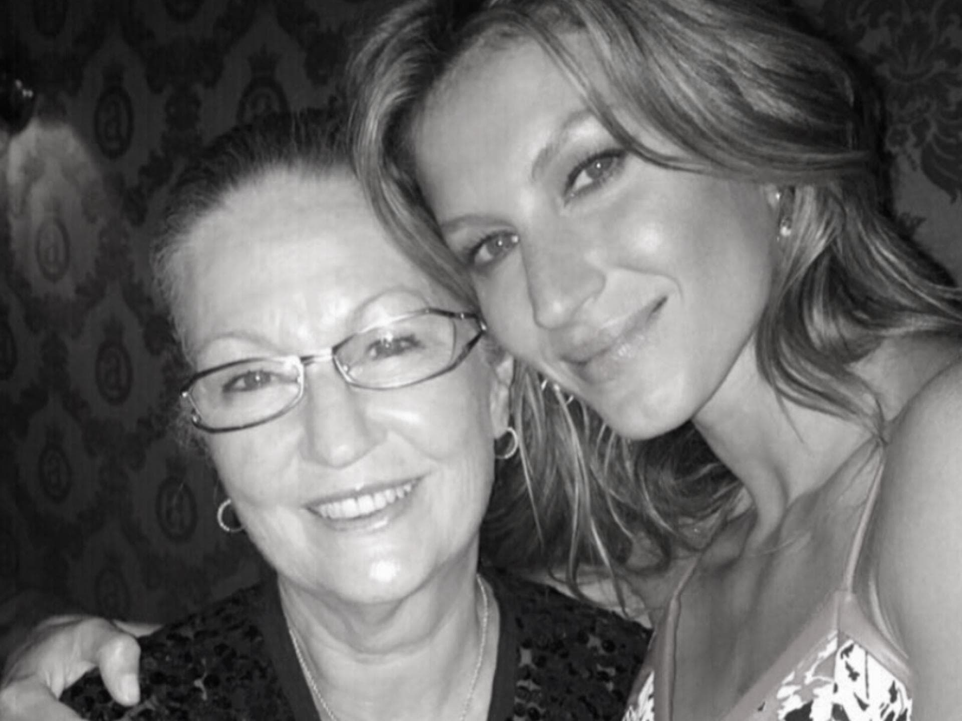 Gisele Bündchen legt den Arm um ihre Mutter Vania Nonnenmacher