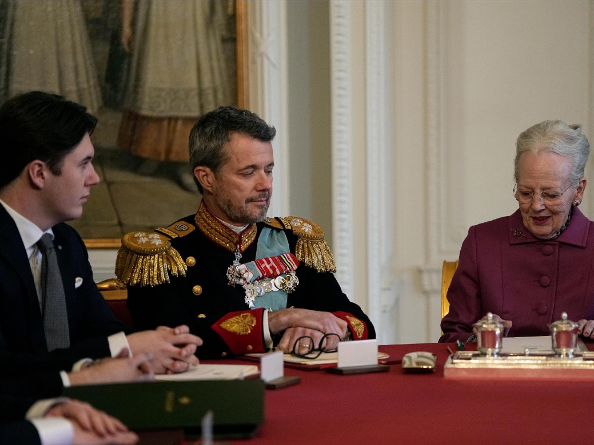 Prinz Christian, König Frederik und Königin Margrethe auf Schloss Christiansborg, während Margrethe abdankt.
