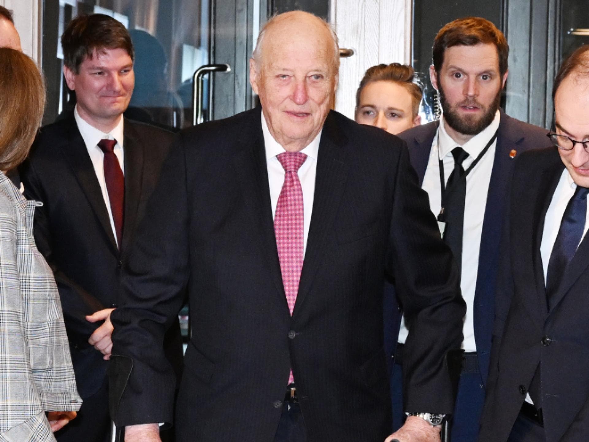 König Harald von Norwegen an Krücken.