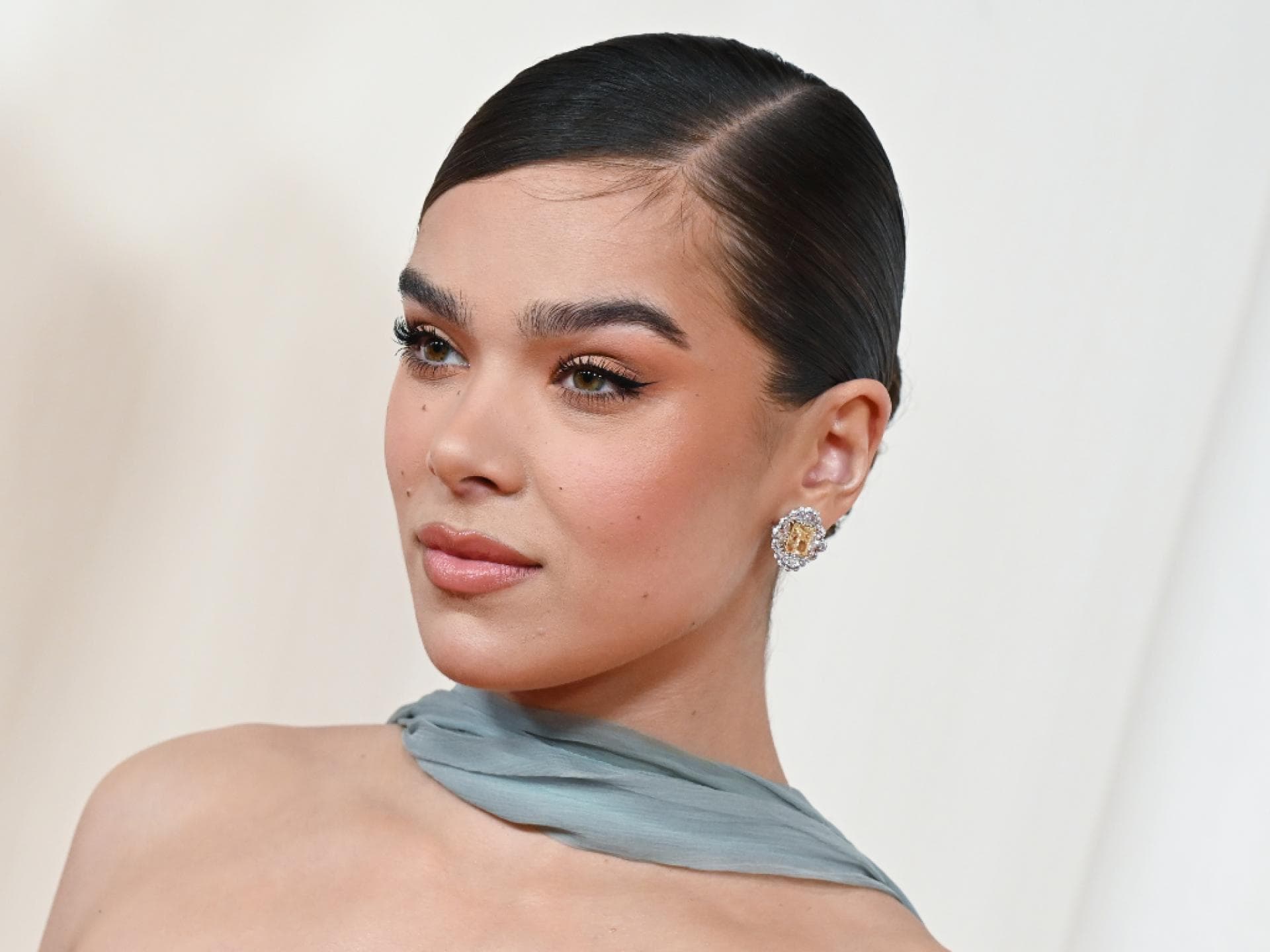 Hailee Steinfeld trägt bei den oscars Make-up in peach Fuzz