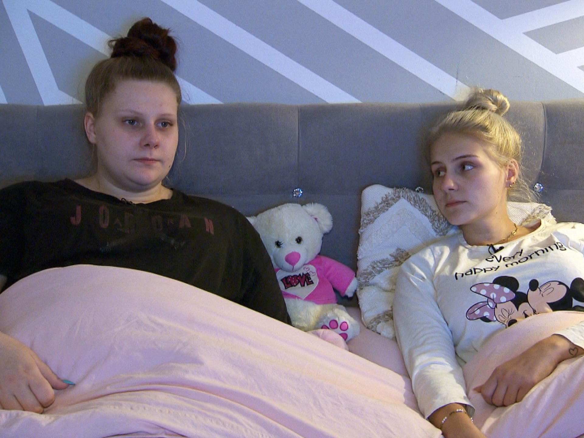 Lavinia Wollny nach Trennung von Tim traurig im Bett mit Schwester Estefania 