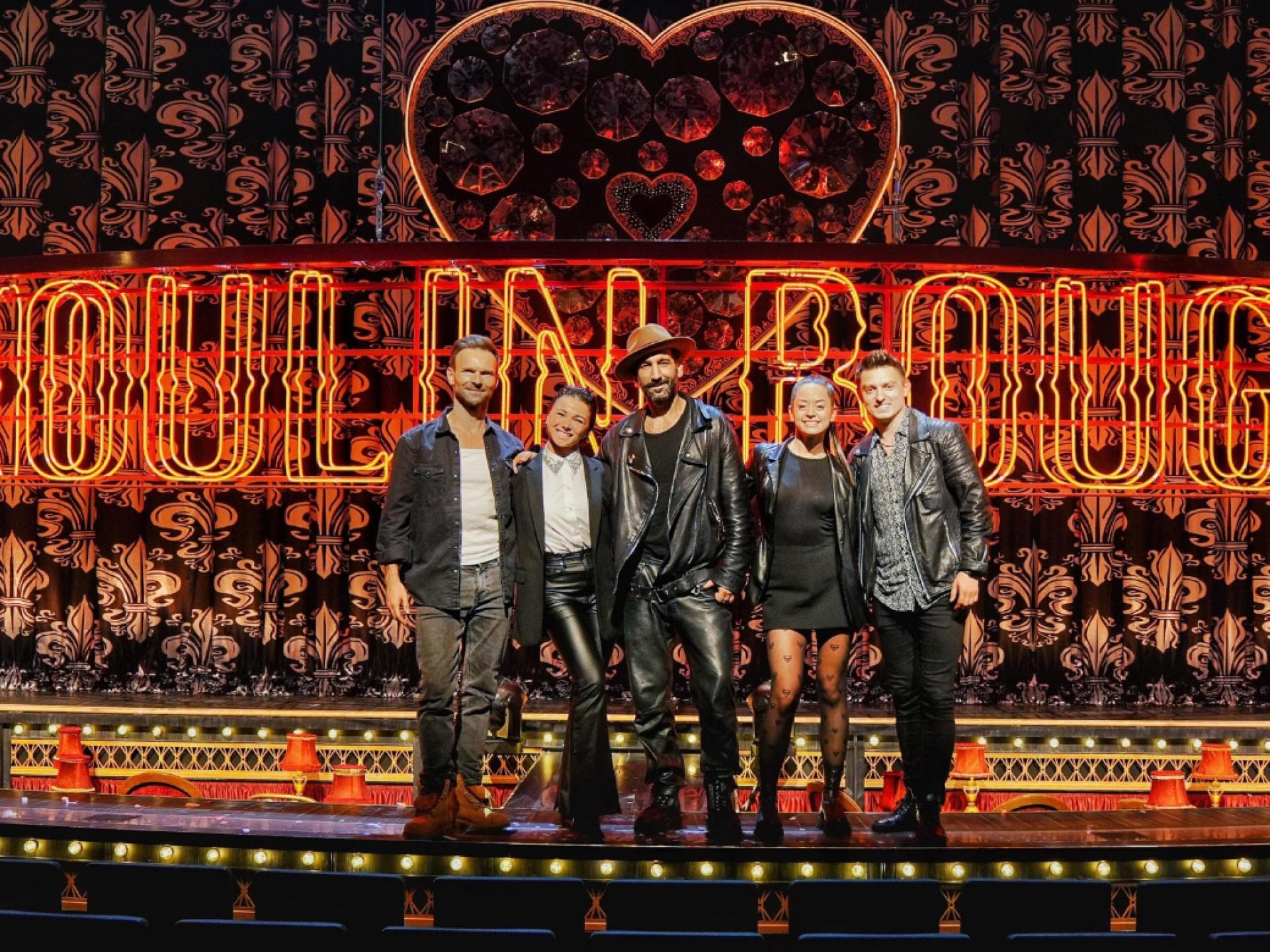 Die Profitänzer von "Let's Dance" auf der Bühne vom "Moulin Rouge"