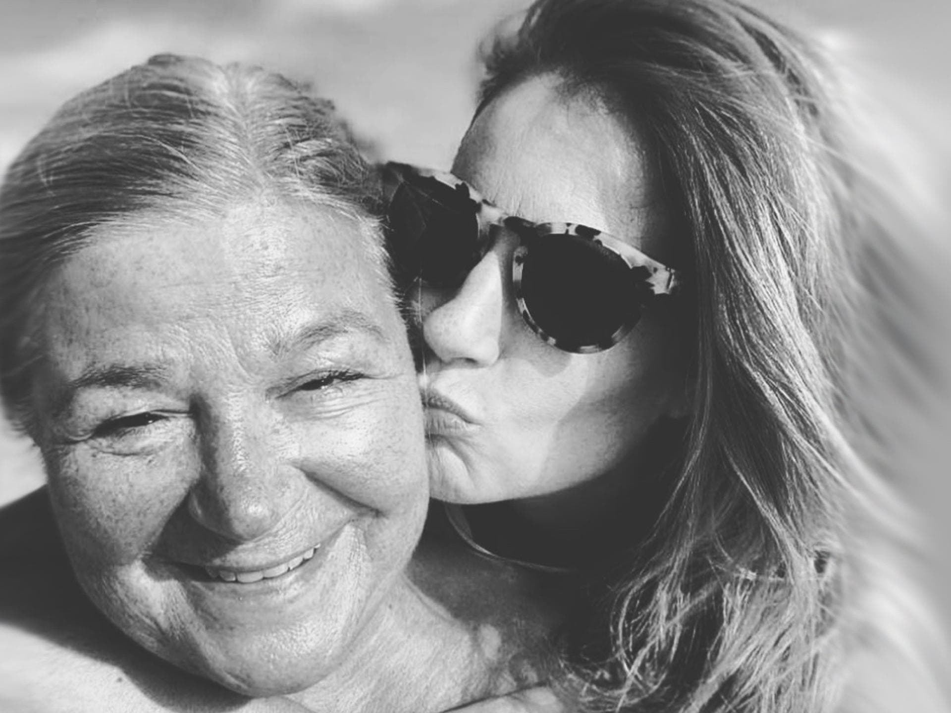 Mareile Höppner küsst ihre Mutter auf die Wange