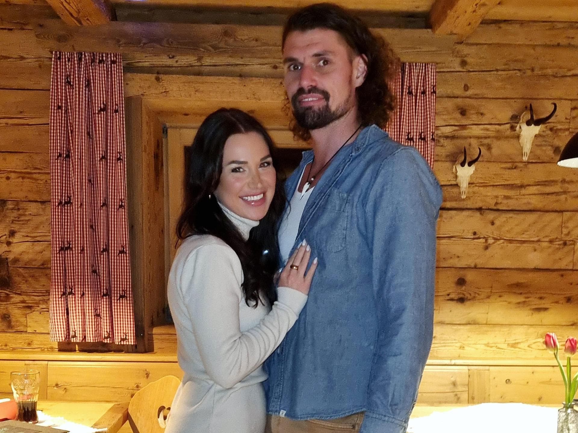 Bauer sucht Frau International": Heimliche Hochzeit? Verdächtiges Foto von  Peter Hart und Alisa Wiel macht die Runde