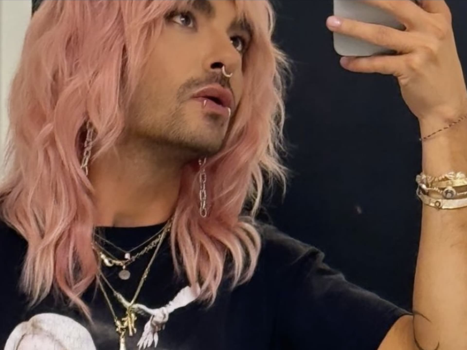Bill Kaulitz mit pinken Haaren