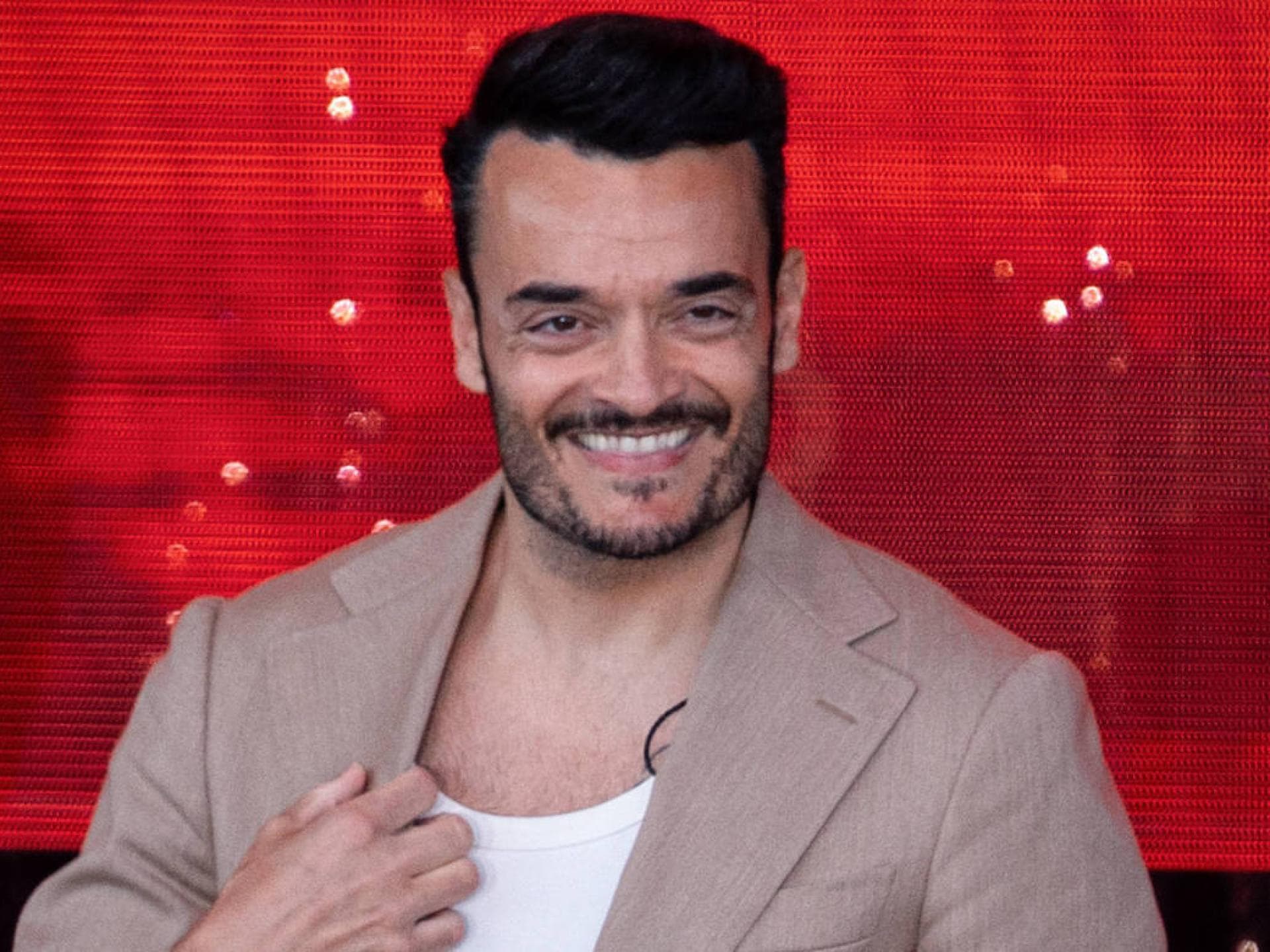 Giovanni Zarrella mit rotem Screen im Hintergrund