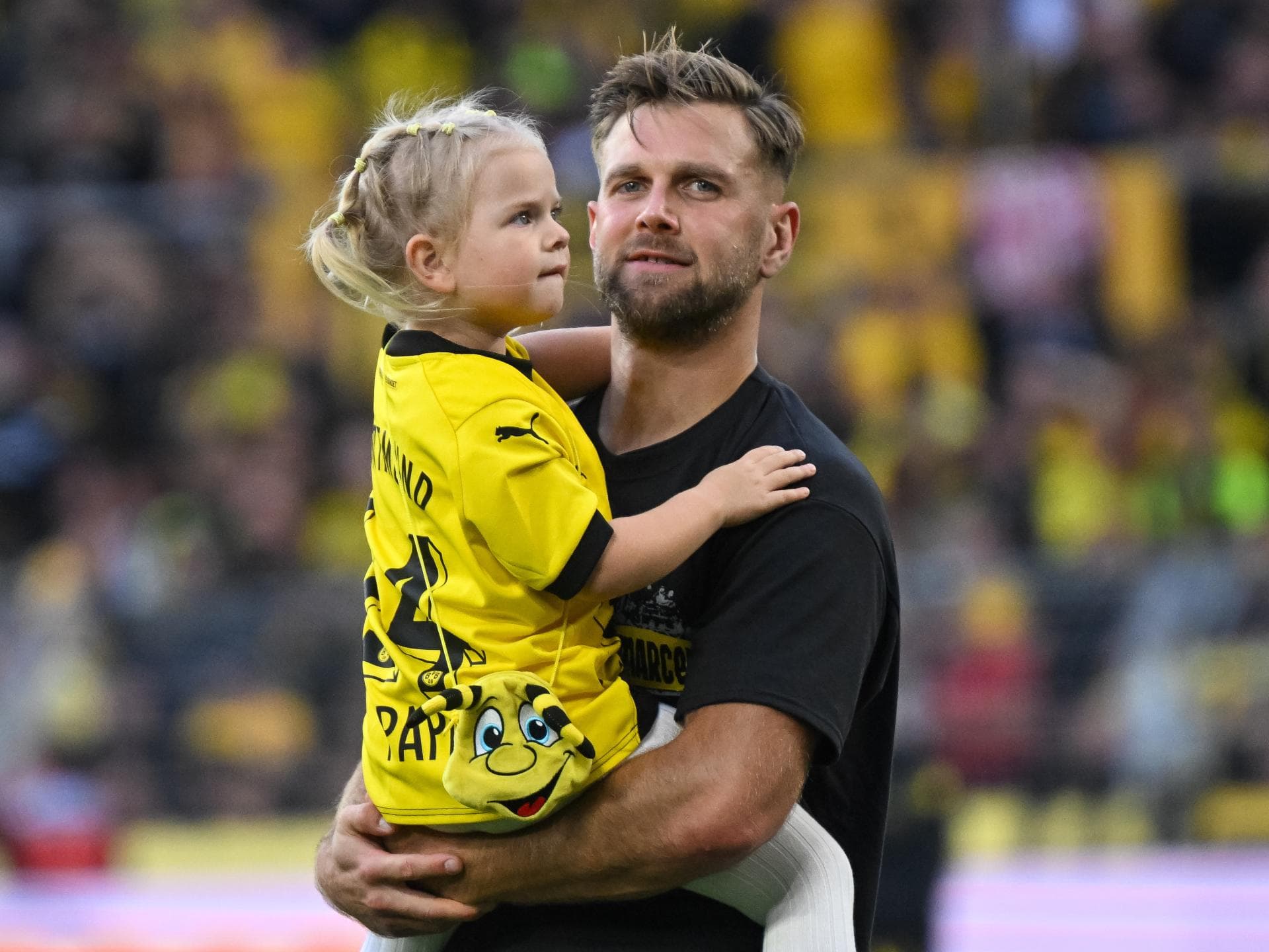 Niclas Füllkrug mit seiner Tochter Emilia 