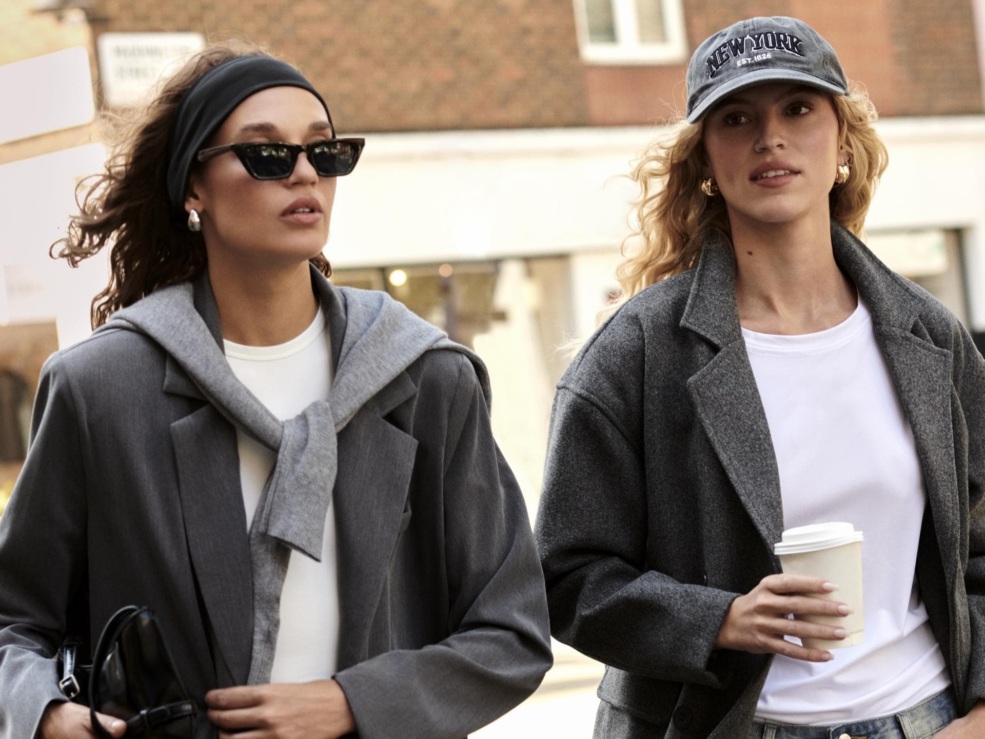 Lässig geschnittene Blazer und Mäntel sind einfach perfekt für die Übergangszeit. Lässig geschnittene Blazer und Mäntel sind einfach perfekt für die Übergangszeit.