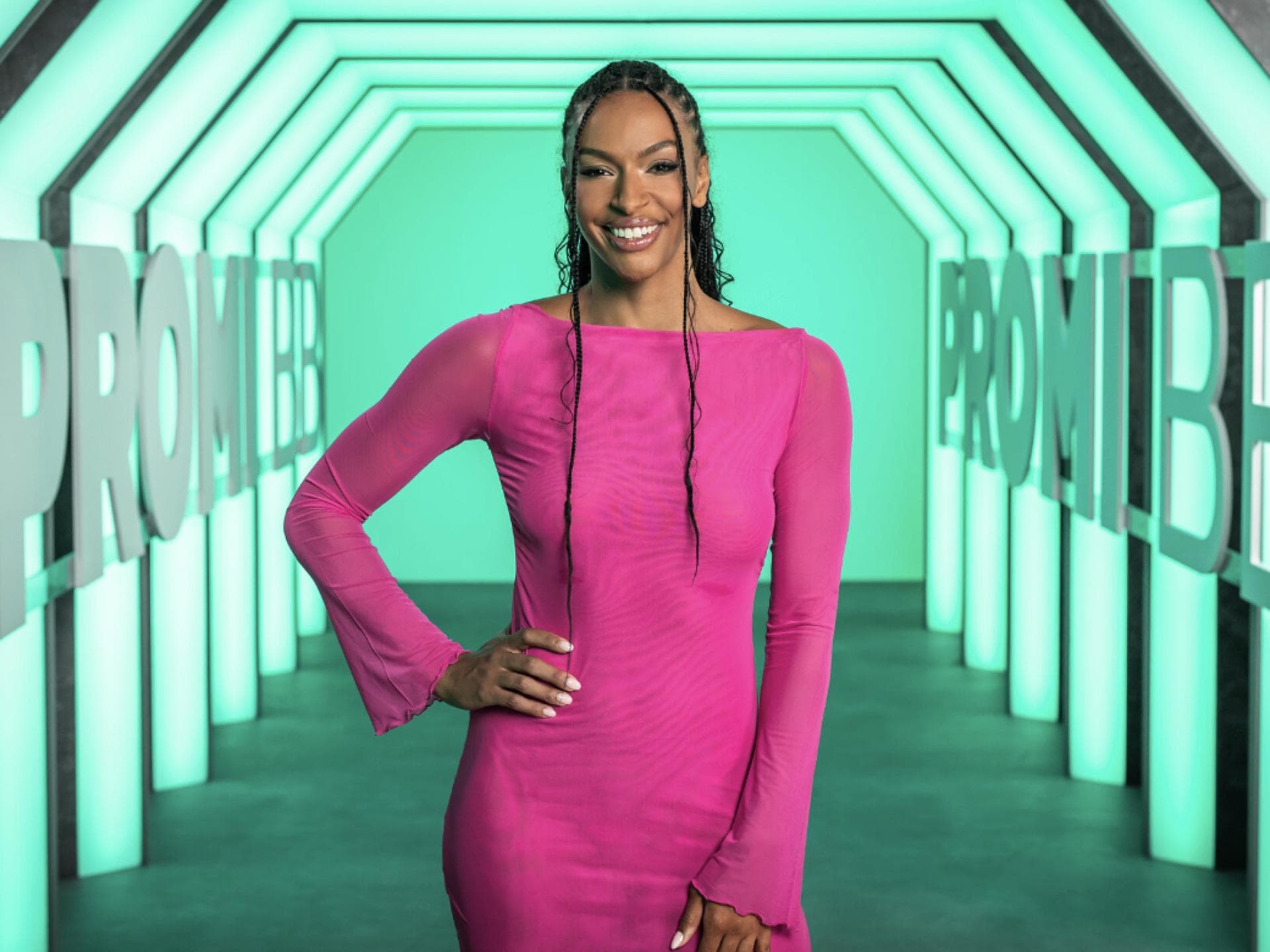 Realitystar Cecilia Asoro lacht im pinken Kleid bei "Promi Big Brother"