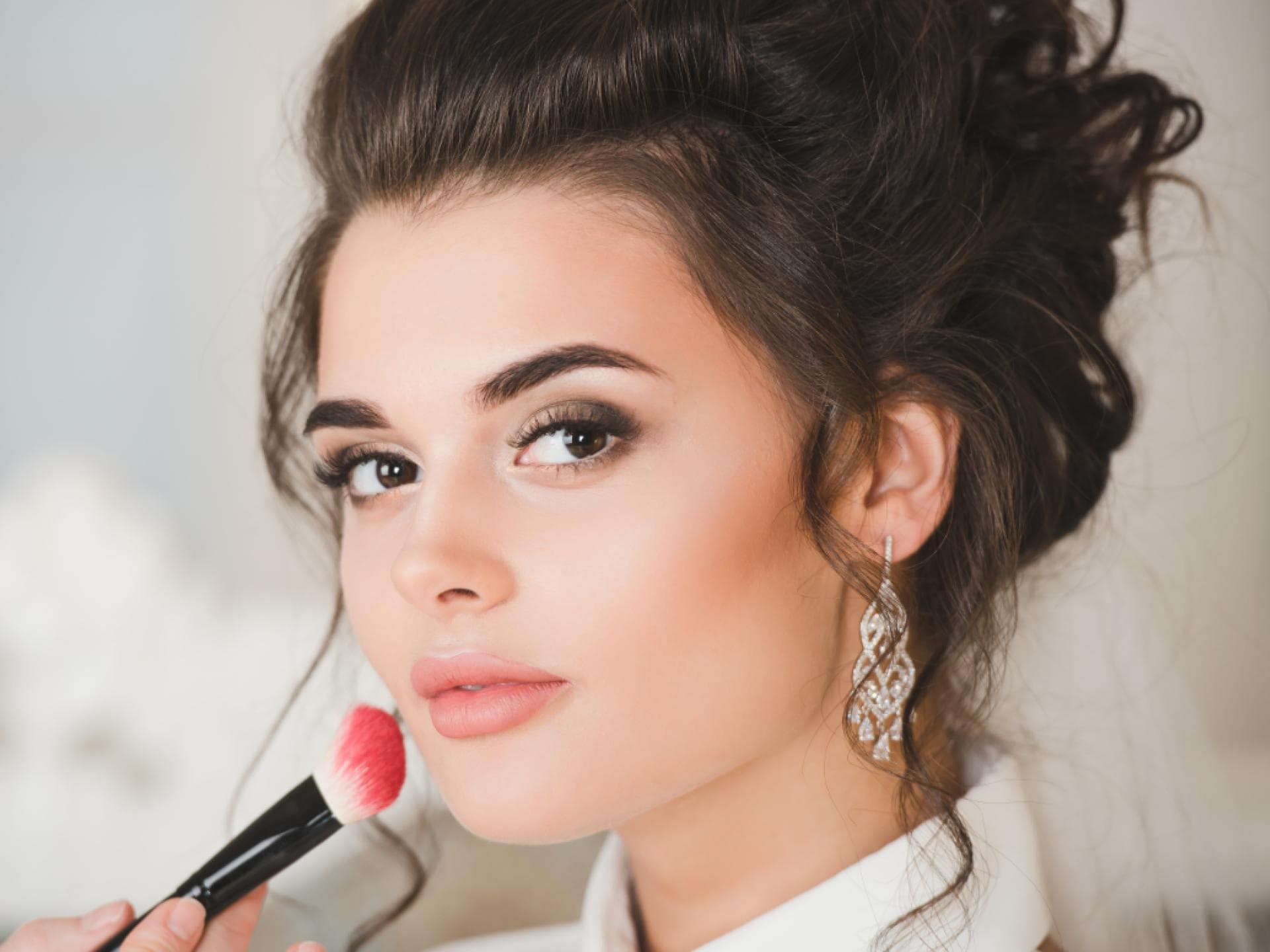 Rouge-Trends für den Herbst Frau trägt Rouge auf